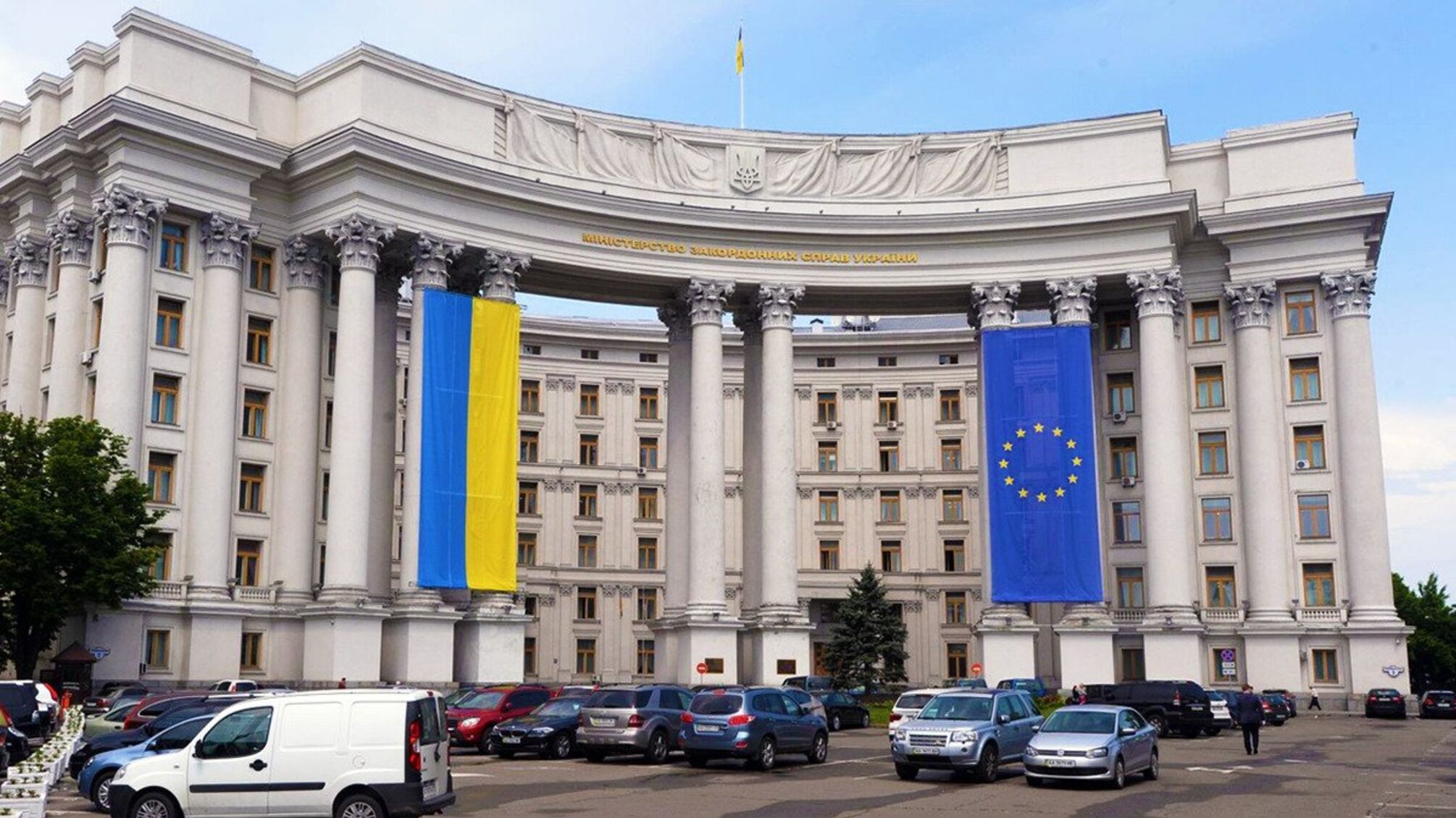 Кілька українських посольств отримали 'закривавлені пакунки з очима тварин' – МЗС