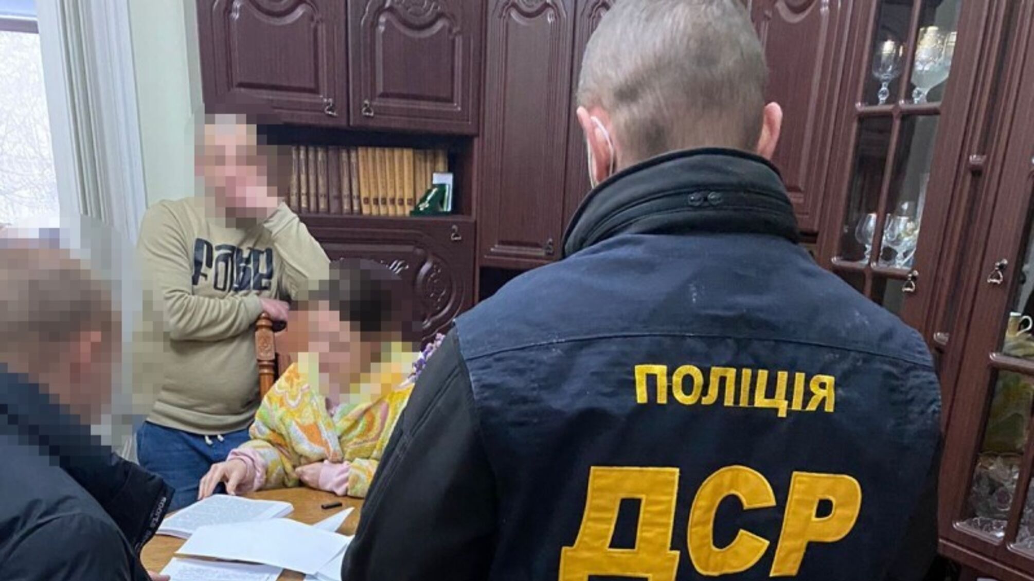 На Буковине задержана работница ОВА, которая организовала 'схему' пересечения границы призывниками (фото)