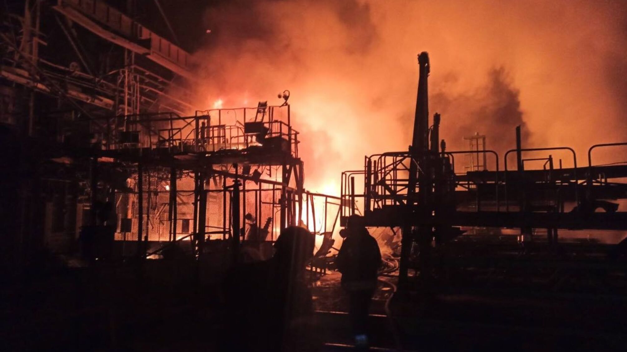 Окупанти вночі вдарили ракетами по Запоріжжю: на місці 'прильоту' розпочалася пожежа (фото)