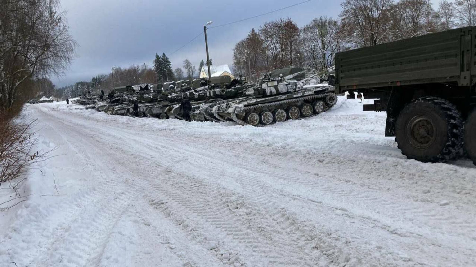 Беларусь подтягивает военную технику к границам Украины: что известно