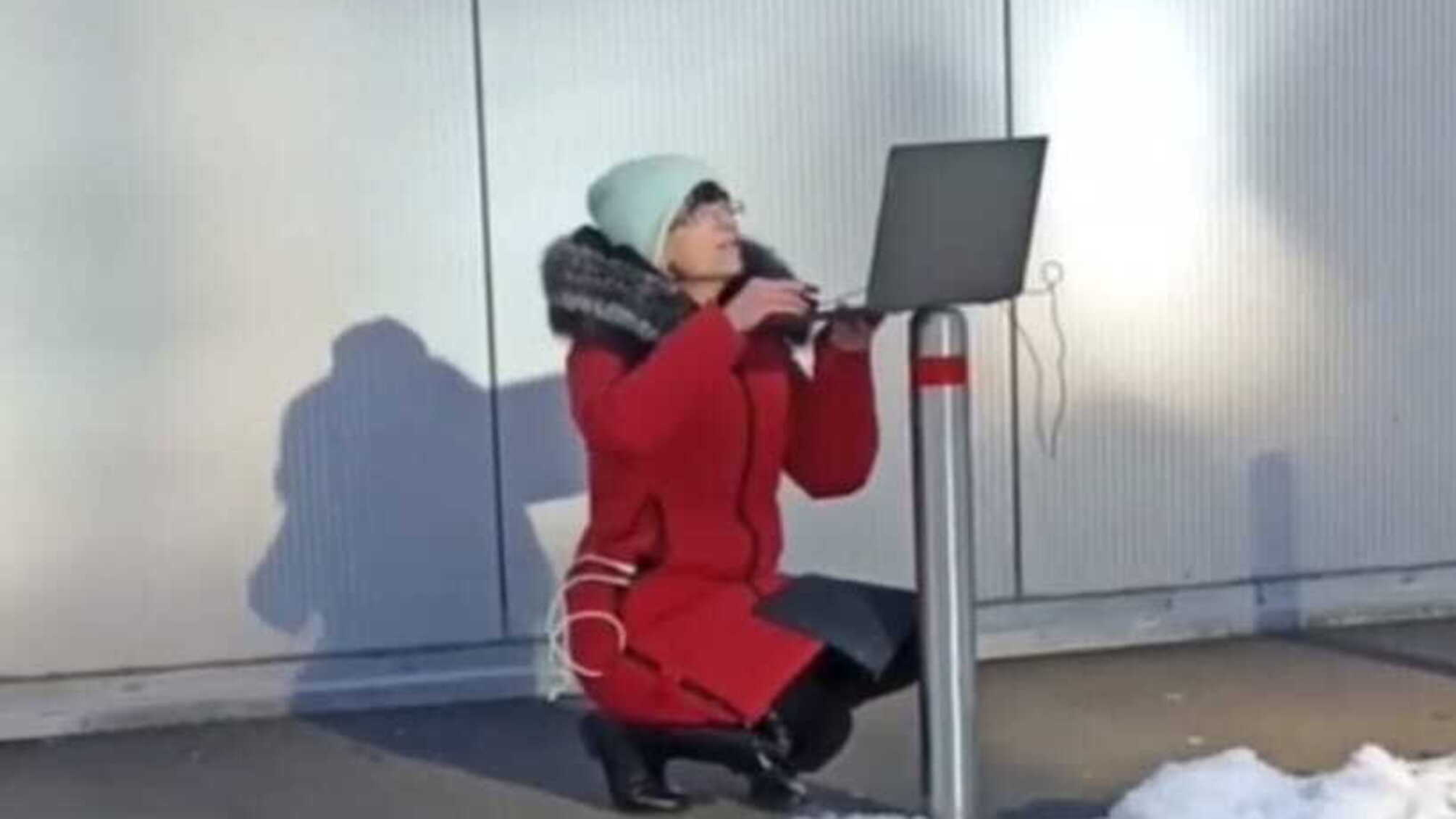 Несмотря на холод, педагог продолжила выполнять свою работу