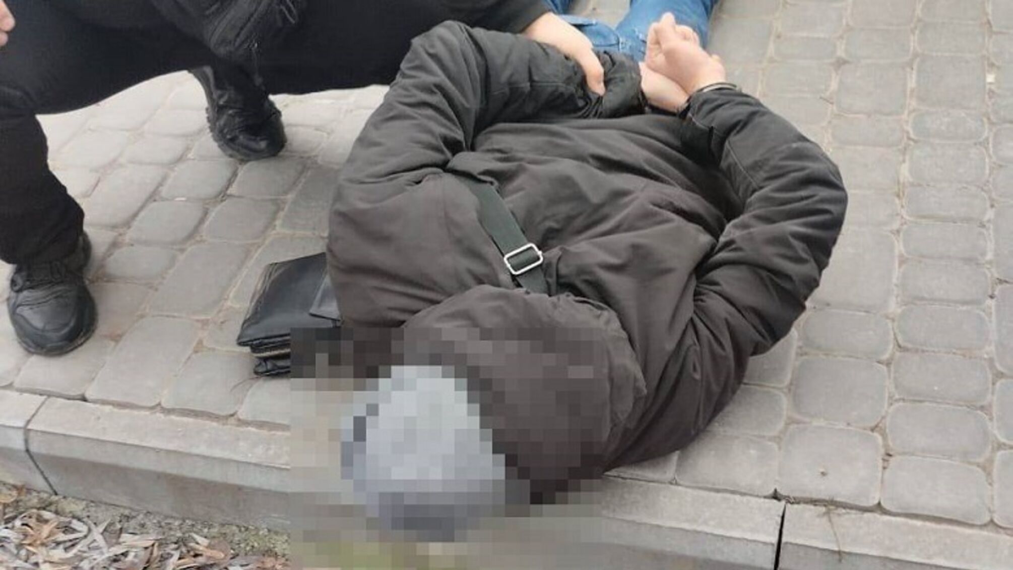 Відібрав гроші та підпалив волосся: київські оперативники затримали чоловіка за розбійний напад на жінку