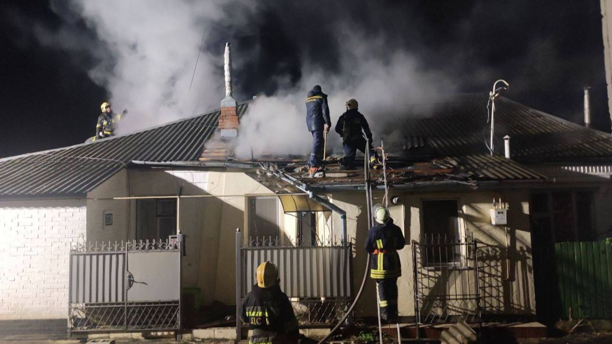 Чуть не сгорел заживо: в Киевской области произошел масштабный пожар