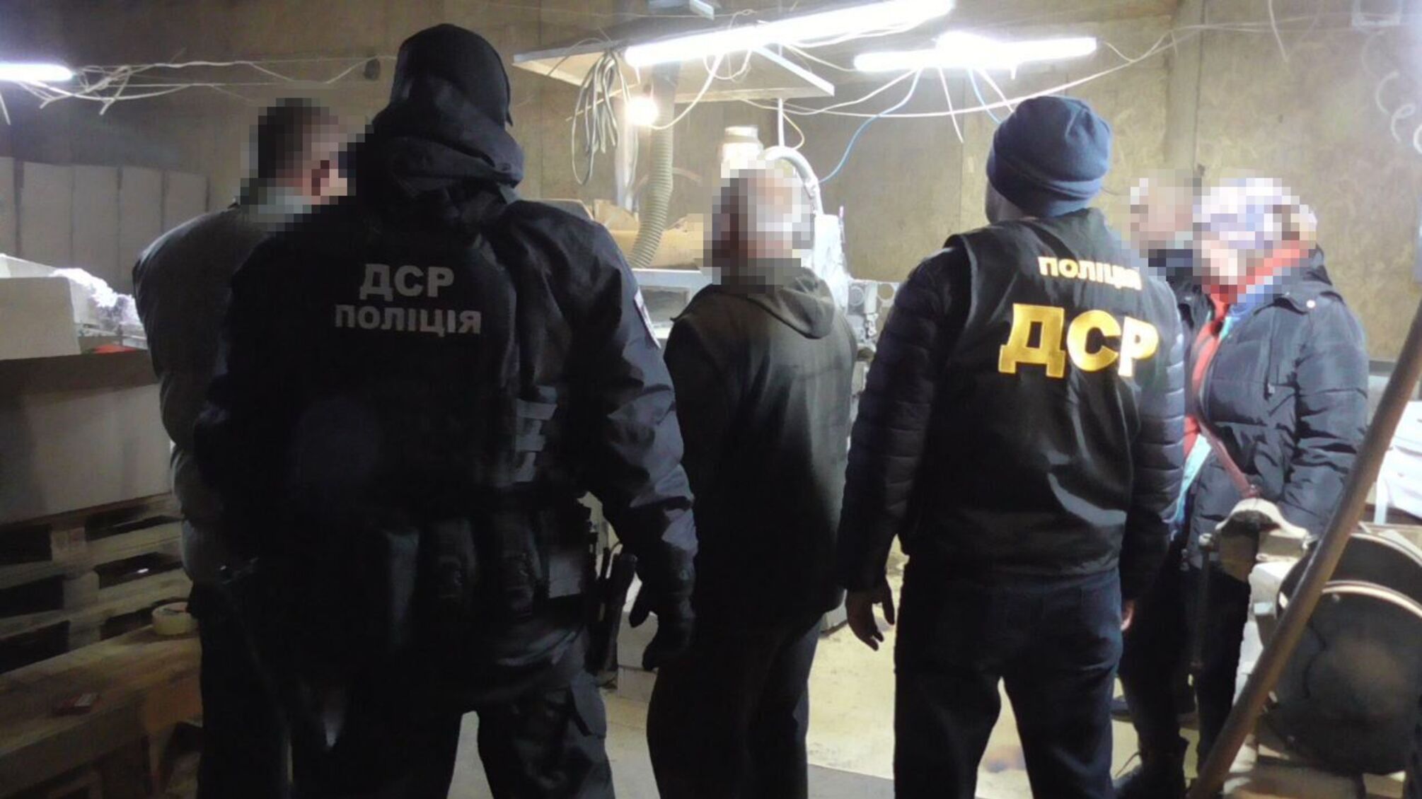 50 000 пачек сигарет в сутки: в Киевской области полиция ликвидировала подпольную табачную фабрику (видео)