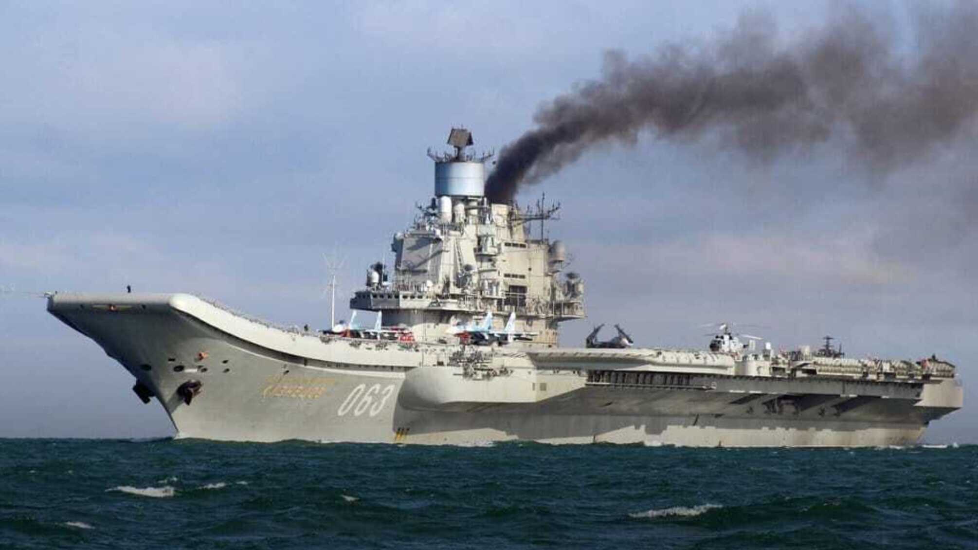 В Мурманске загорелся единственный российский авианосец 'Адмирал Кузнецов': подробности