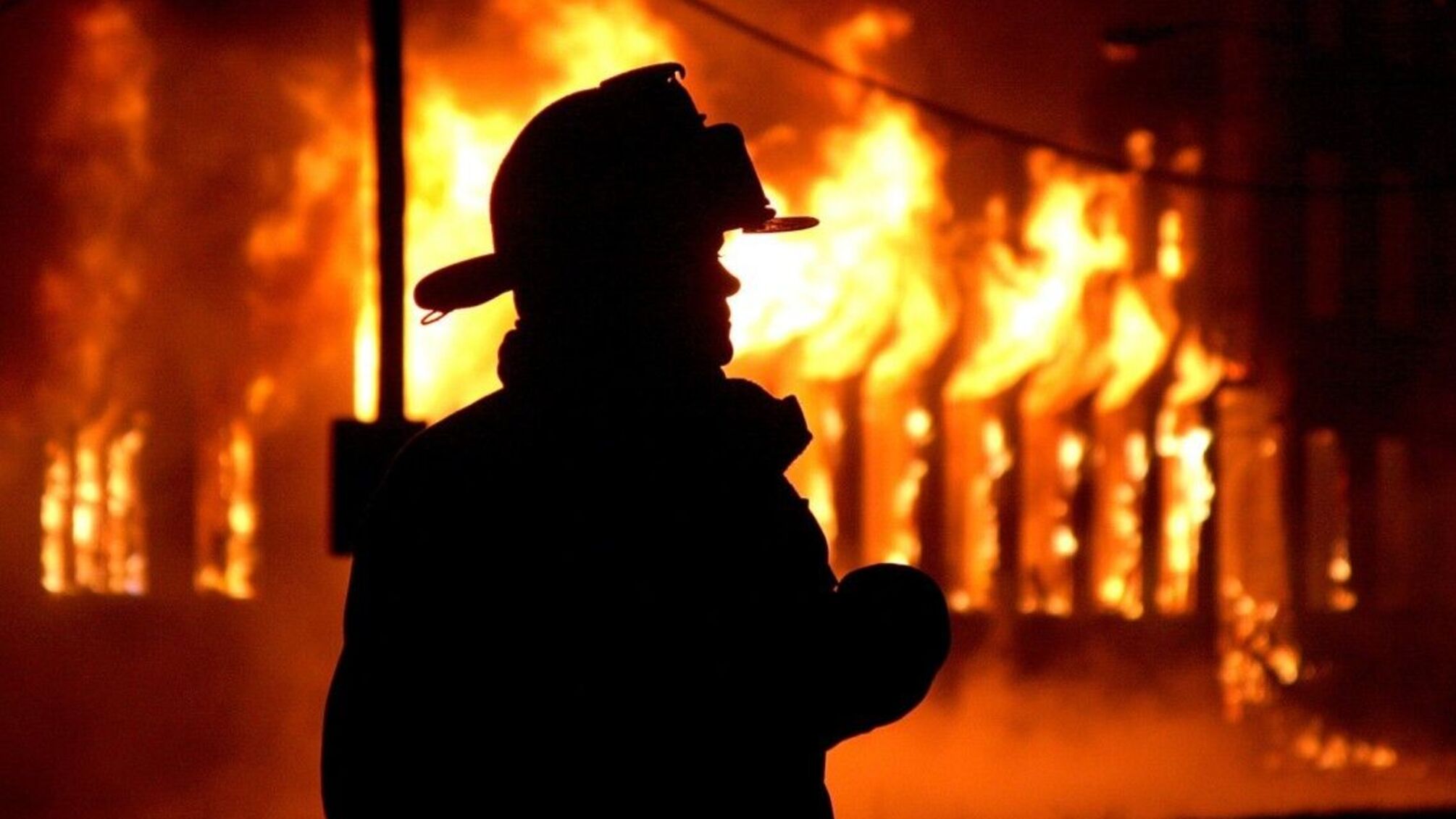 Масштабный пожар в Киевской области: эвакуированы 45 человек и спасены 5 человек