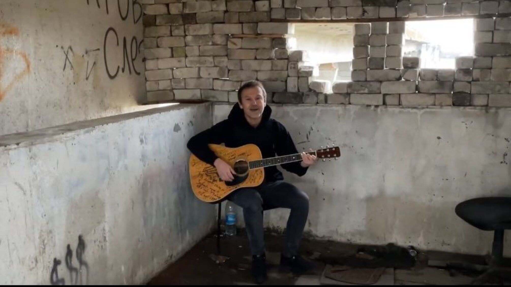 Незламна Україна: Святослав Вакарчук заспівав на Антонівському мосту у Херсоні (відео)