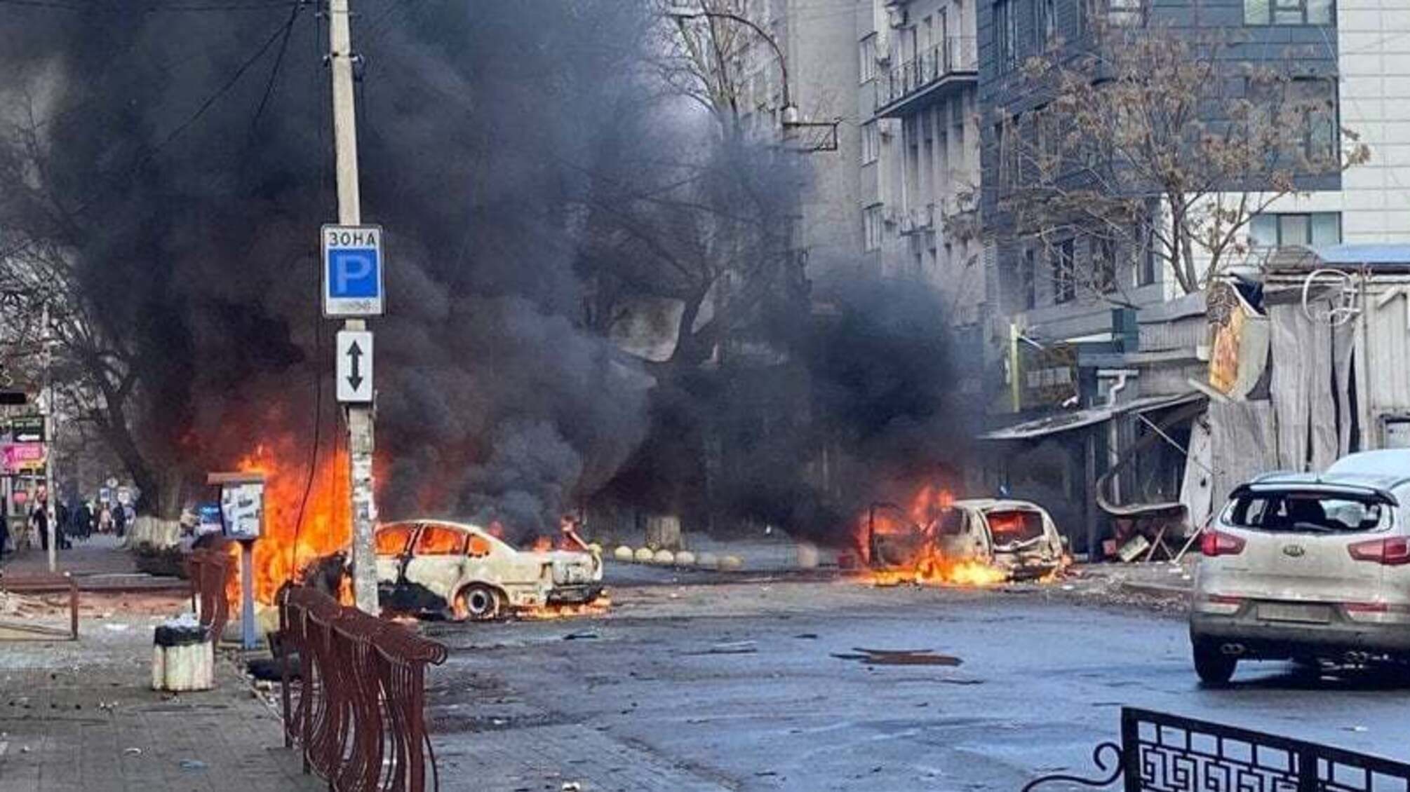 Росіяни обстріляли Херсон: ракета влучила у центр міста, тіла людей 'розкидані' по вулиці (фото, відео)