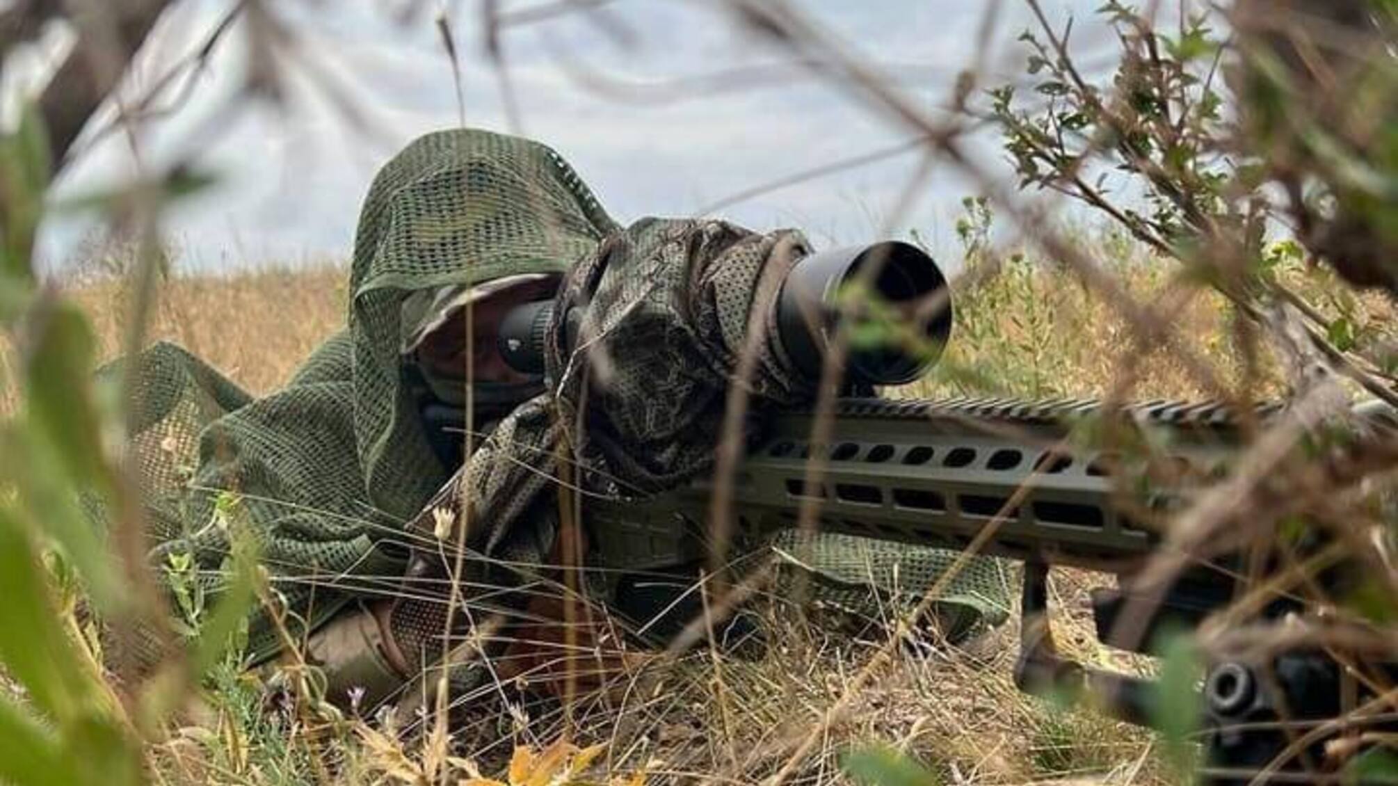 Впечатляющие кадры: снайпер уничтожает оккупанта выстрелом из винтовки Barrett MRAD