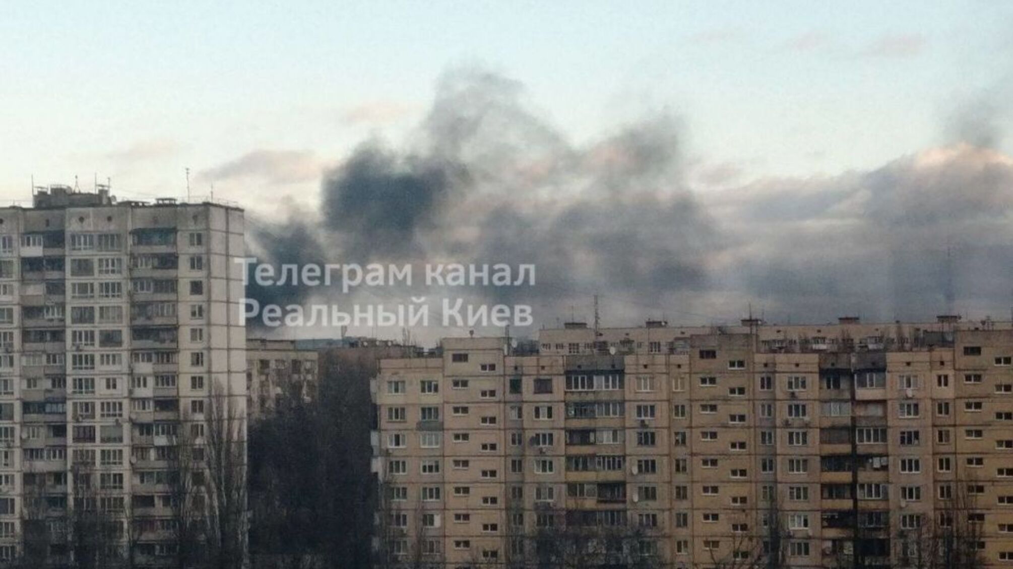В Киеве вспыхнул масштабный пожар: черный дым поднялся над городом (видео)