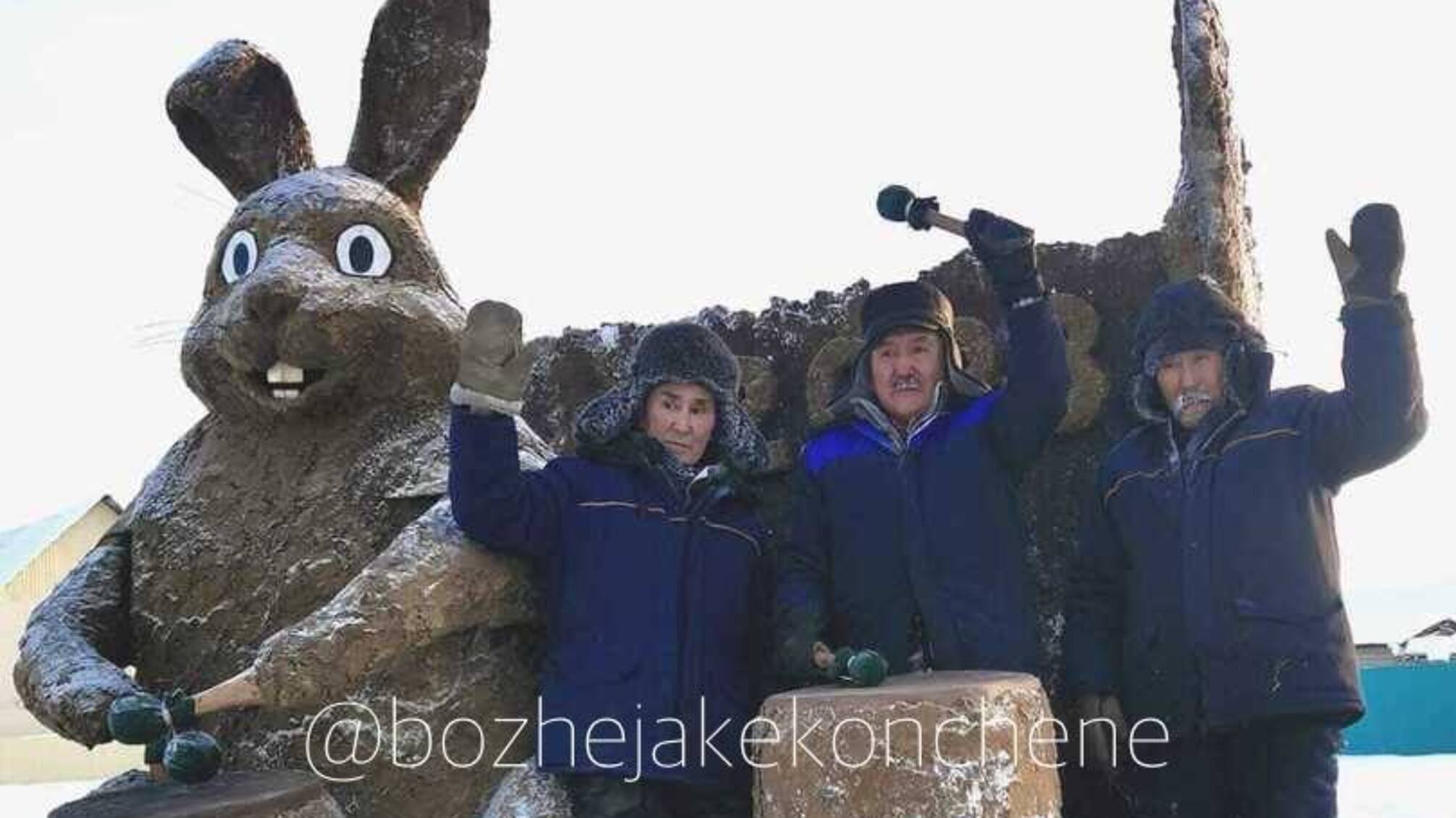 Яка країна, такі й традиції: в Якутії зліпили символ Нового року з гною