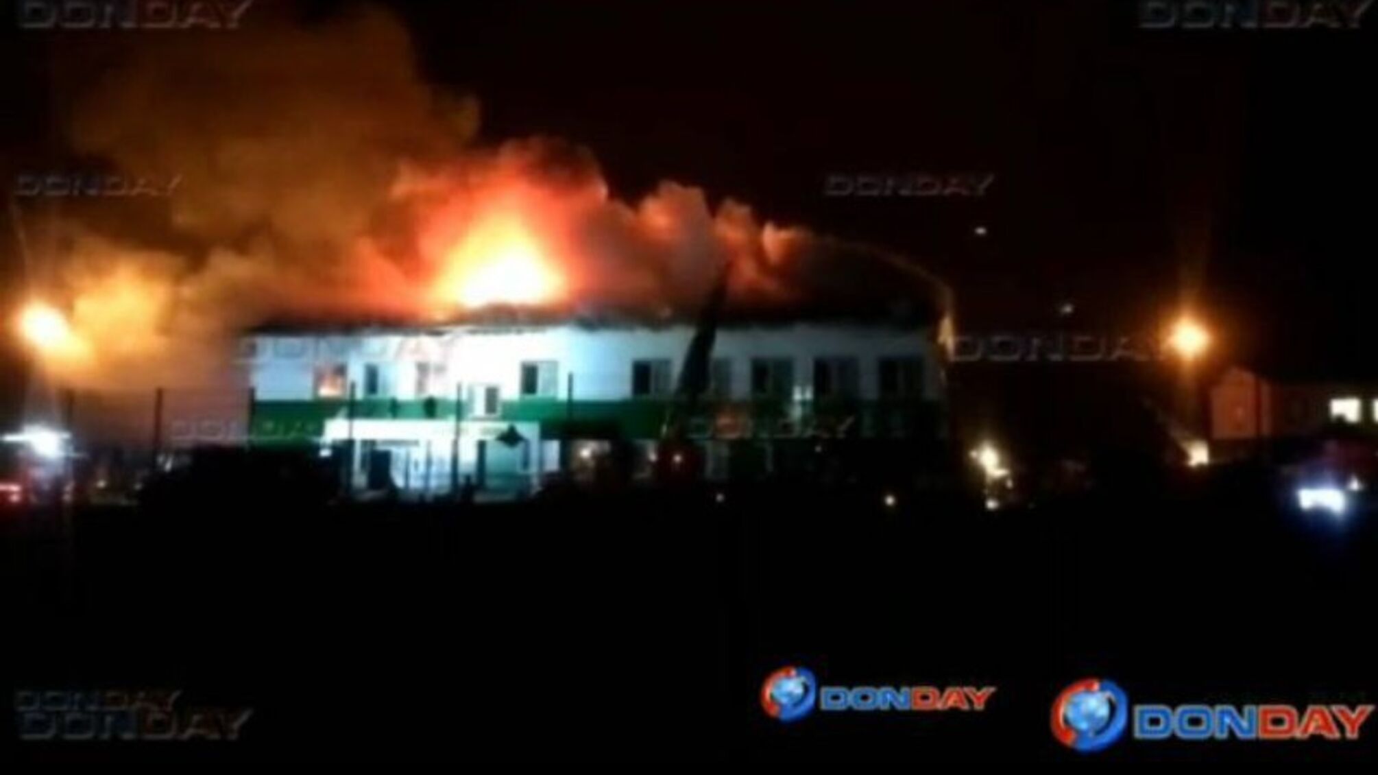 В российском Новочеркасске полностью сгорела военная казарма (видео)