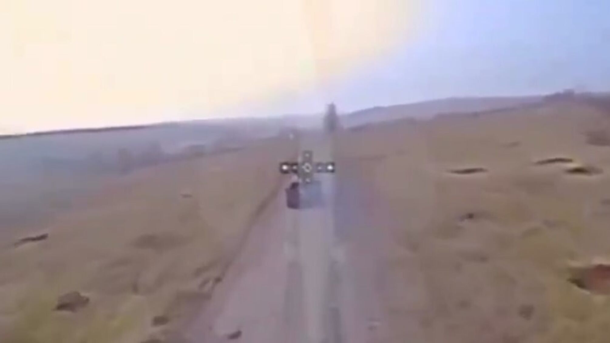 Эффектные кадры: украинский дрон-камикадзе догоняет российскую БМП