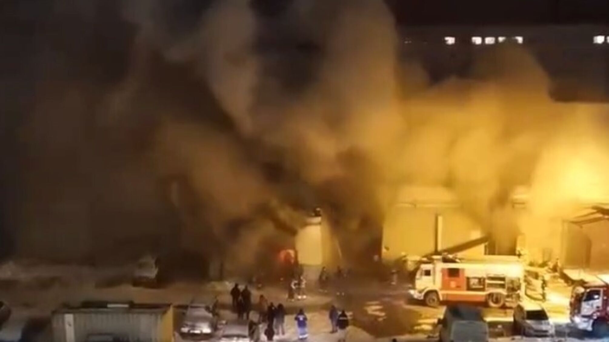 В Санкт-Петербурге масштабный пожар: из известного ТЦ эвакуируют сотни посетителей