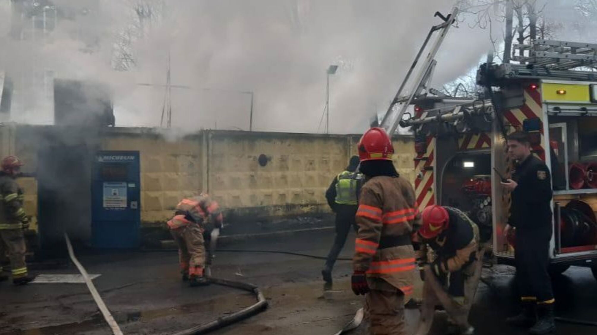 В Печерском районе столицы произошла вспышка: пожар охватил гаражный кооператив