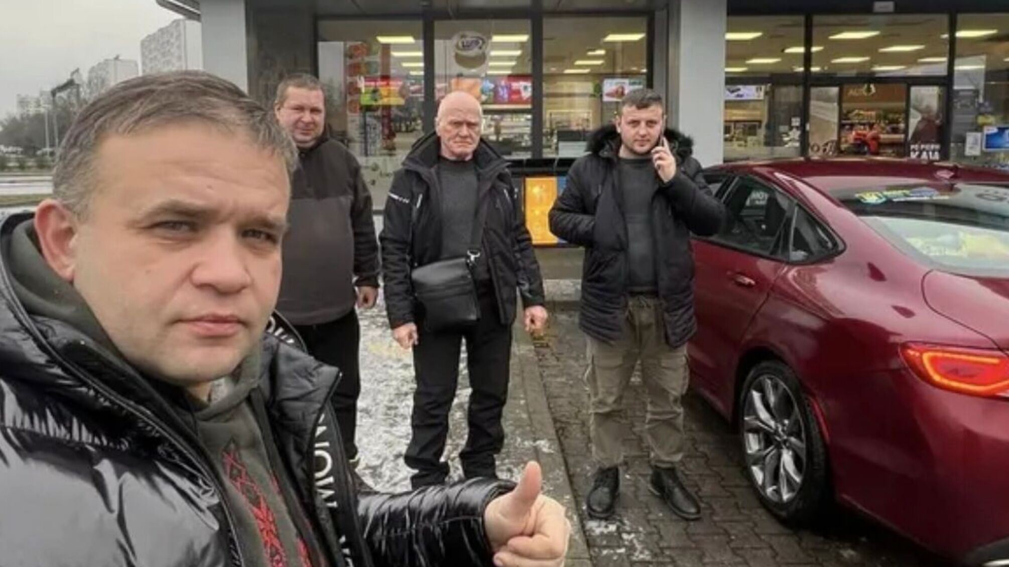 Волонтери-водії долають тисячі кілометрів за добу, щоб привезти автівки для армії