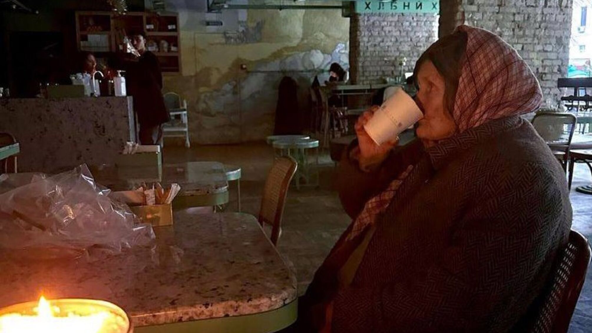 Бабушку выгнали из столичного ресторана, та пришла туда погреться, потому что ее дом разрушила ракета (фото)