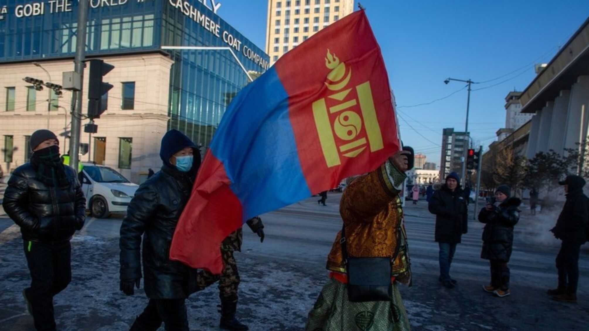 Угольный скандал в Монголии: люди вышли на протесты и штурмуют Дворец правительства (видео)