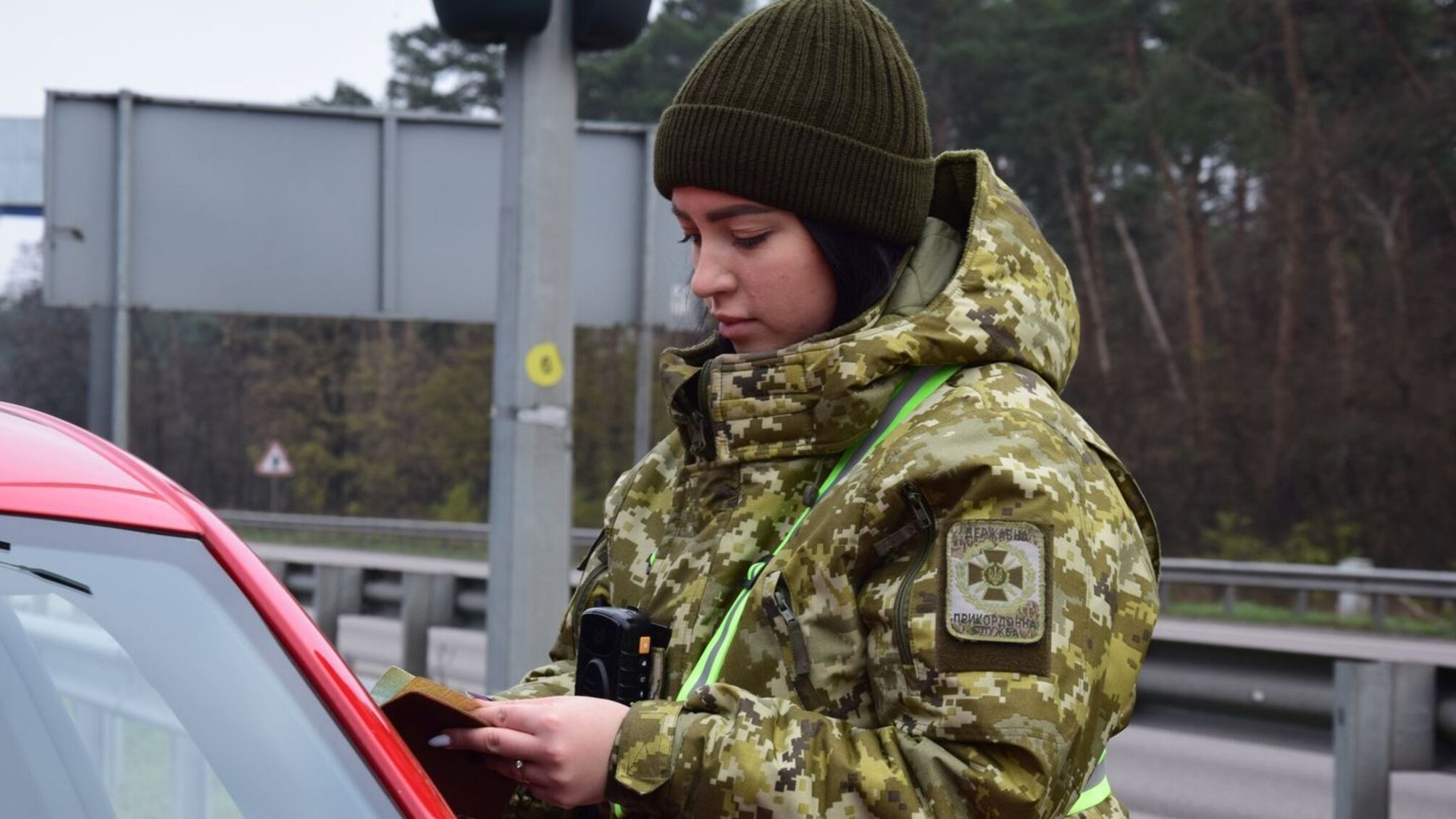 В телефоне полно СМС антиукраинского характера: пограничники задержали 25-летнюю коллаборантку, которая ехала в Киев