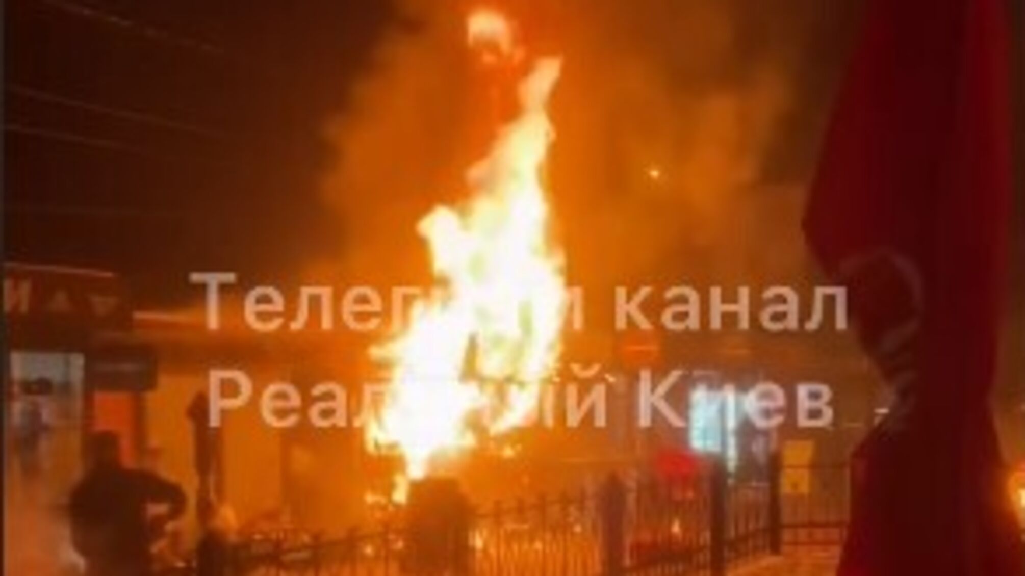 У центрі Києва загорівся МАФ: у вогні опинилася людина (відео)