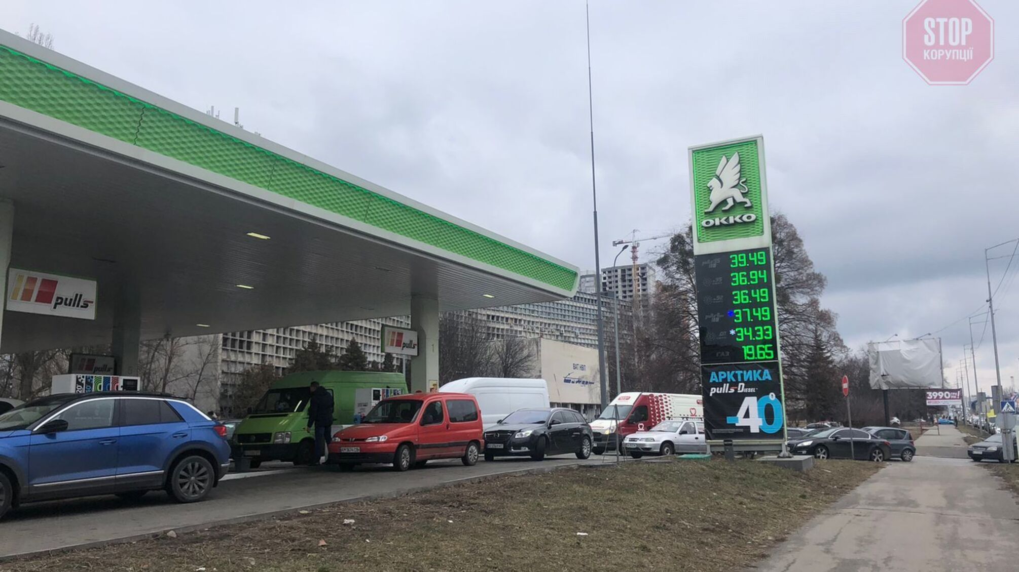 Величезні черги на АЗС Києва, продаж палива обмежений, - журналістка «Стопкору»