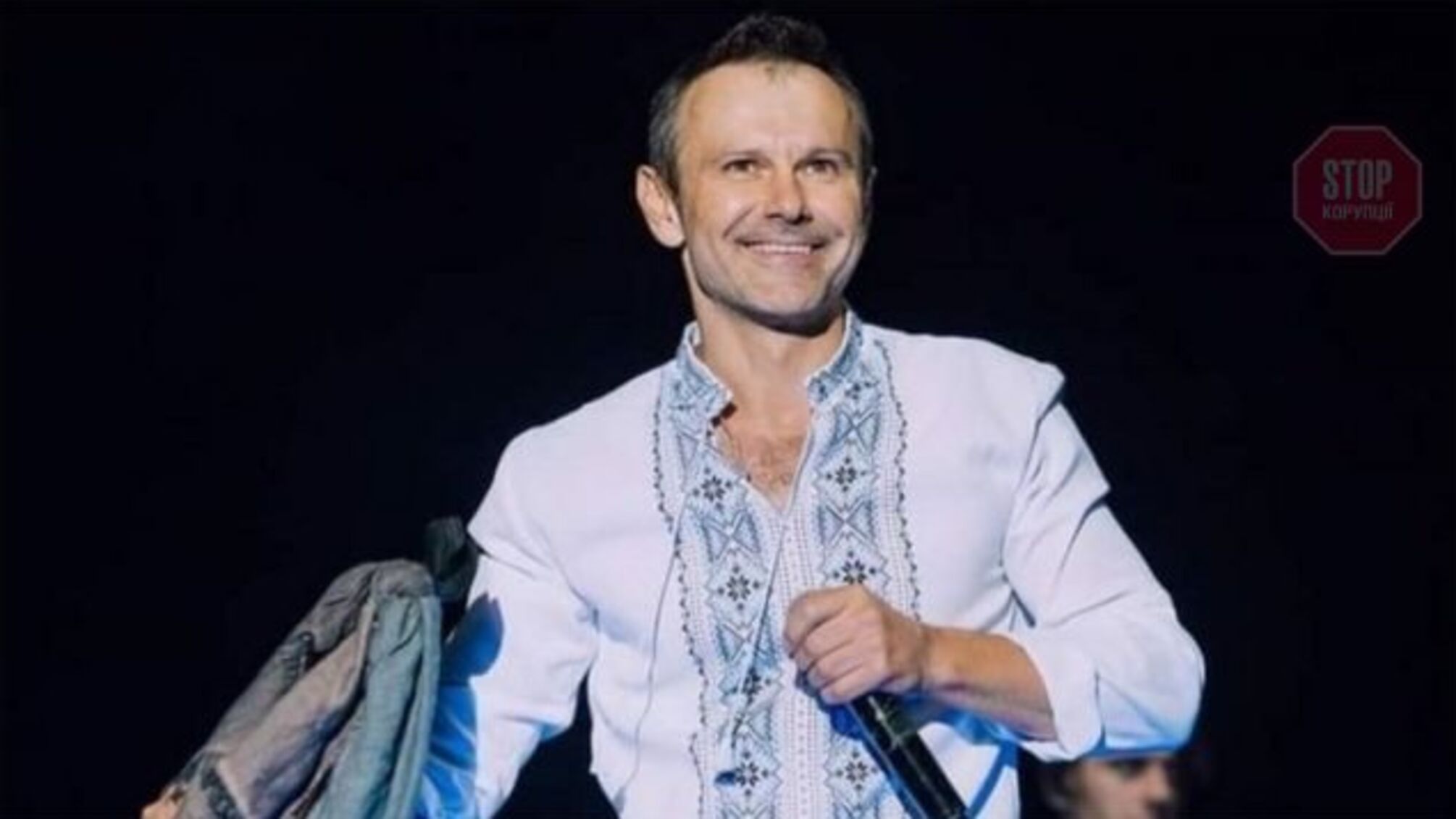 Солист группы 'Океан Эльзы' поет на киевском мосту