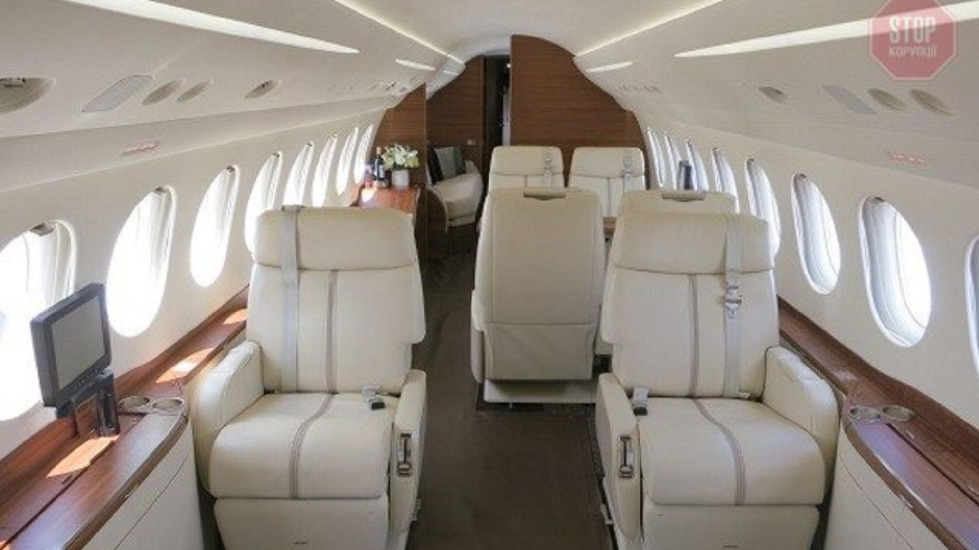 СМИ: чартерные рейсы вывозят олигархов из Украины