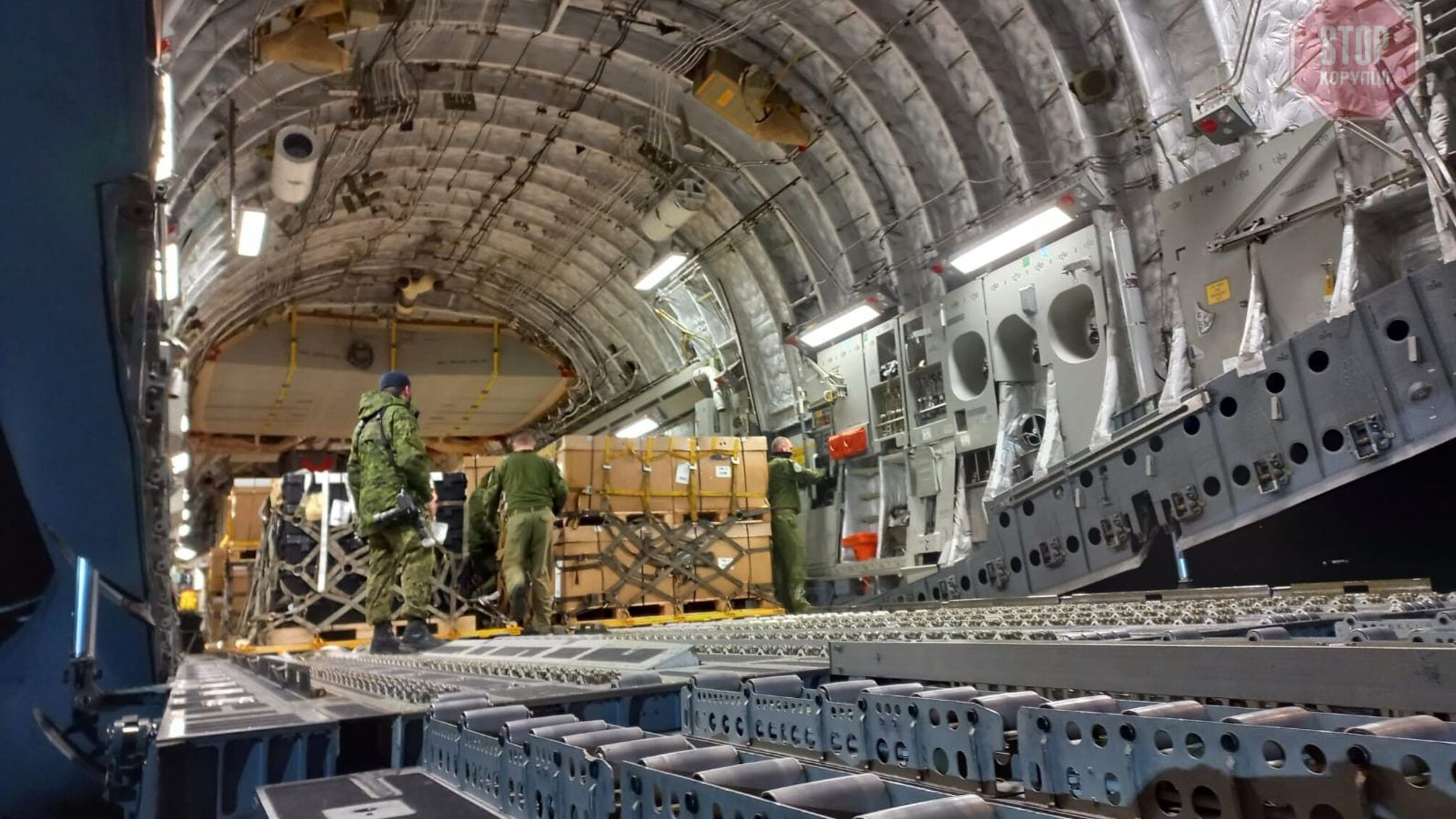 Резников: прибыл самолет с канадским оружием для Украины (фото)