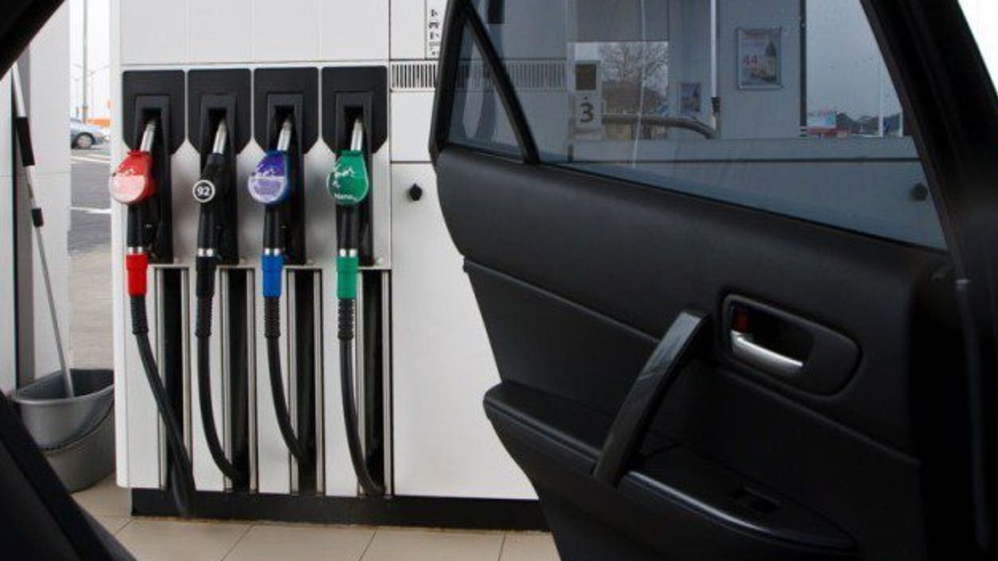 Мережа АЗС ОККО обмежила обсяги заправки цивільних авто