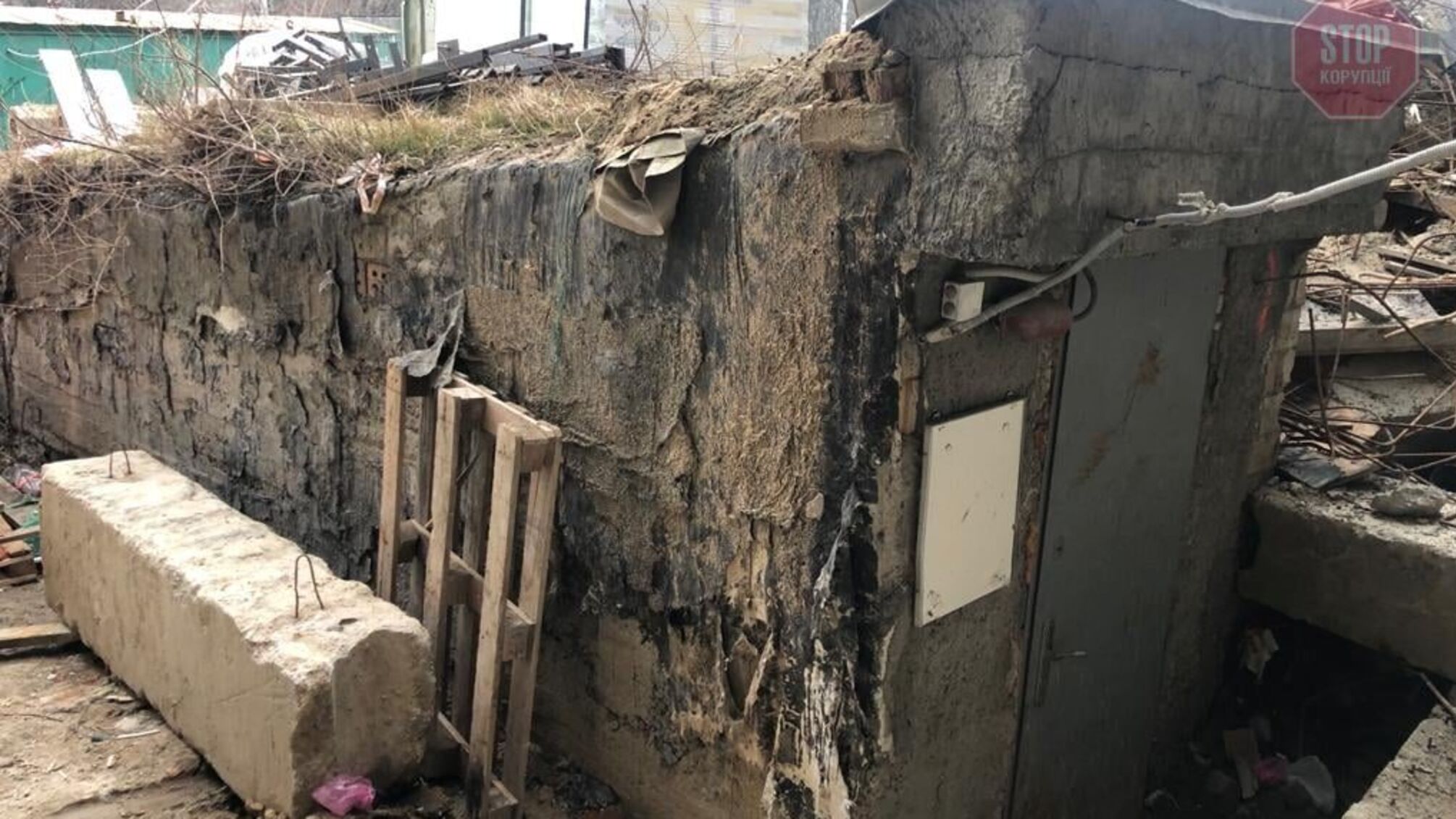 Захват бомбоубежища застройщиком: активистов не пускали в укрытие (видео)