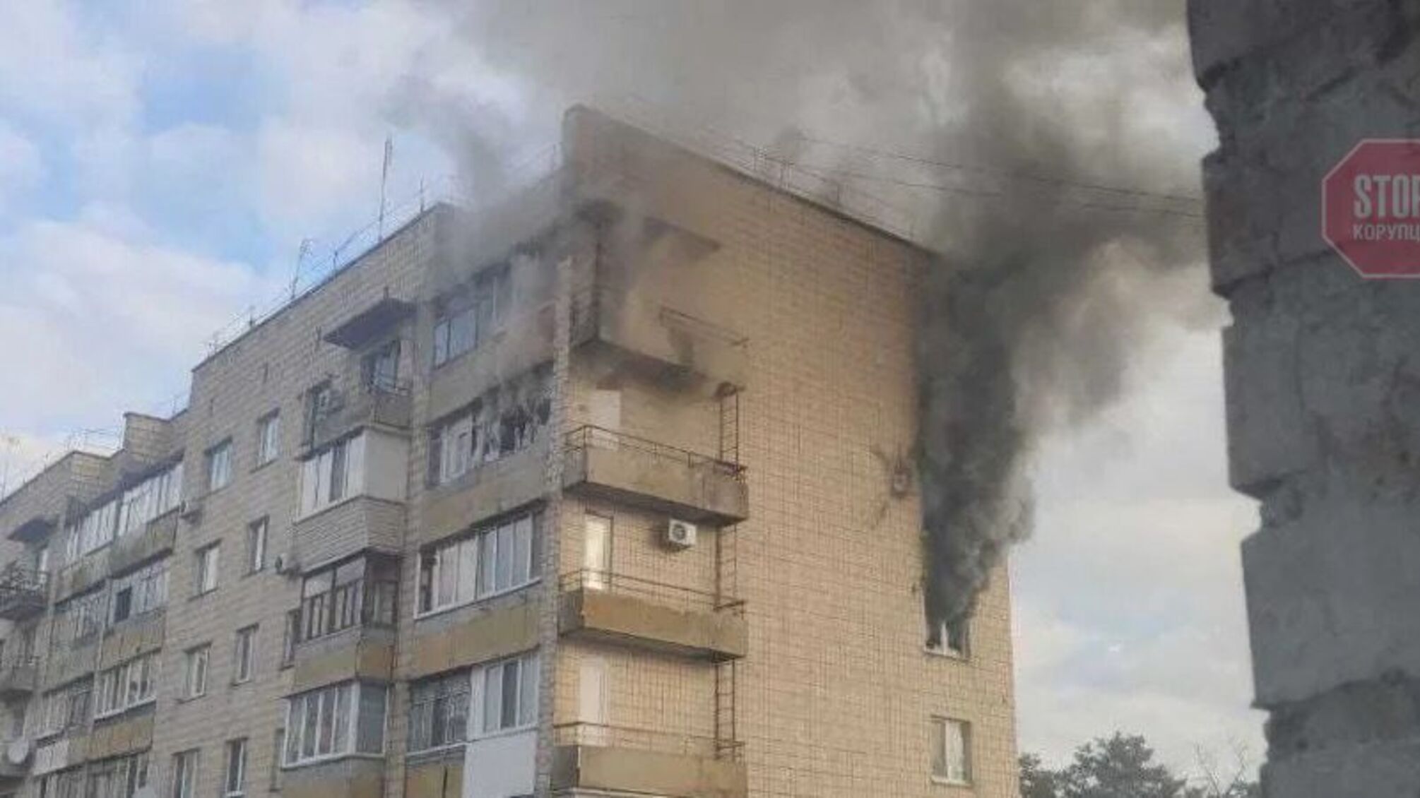 Гатять із 'Градів': у Бучі горить житлова 9-поверхівка