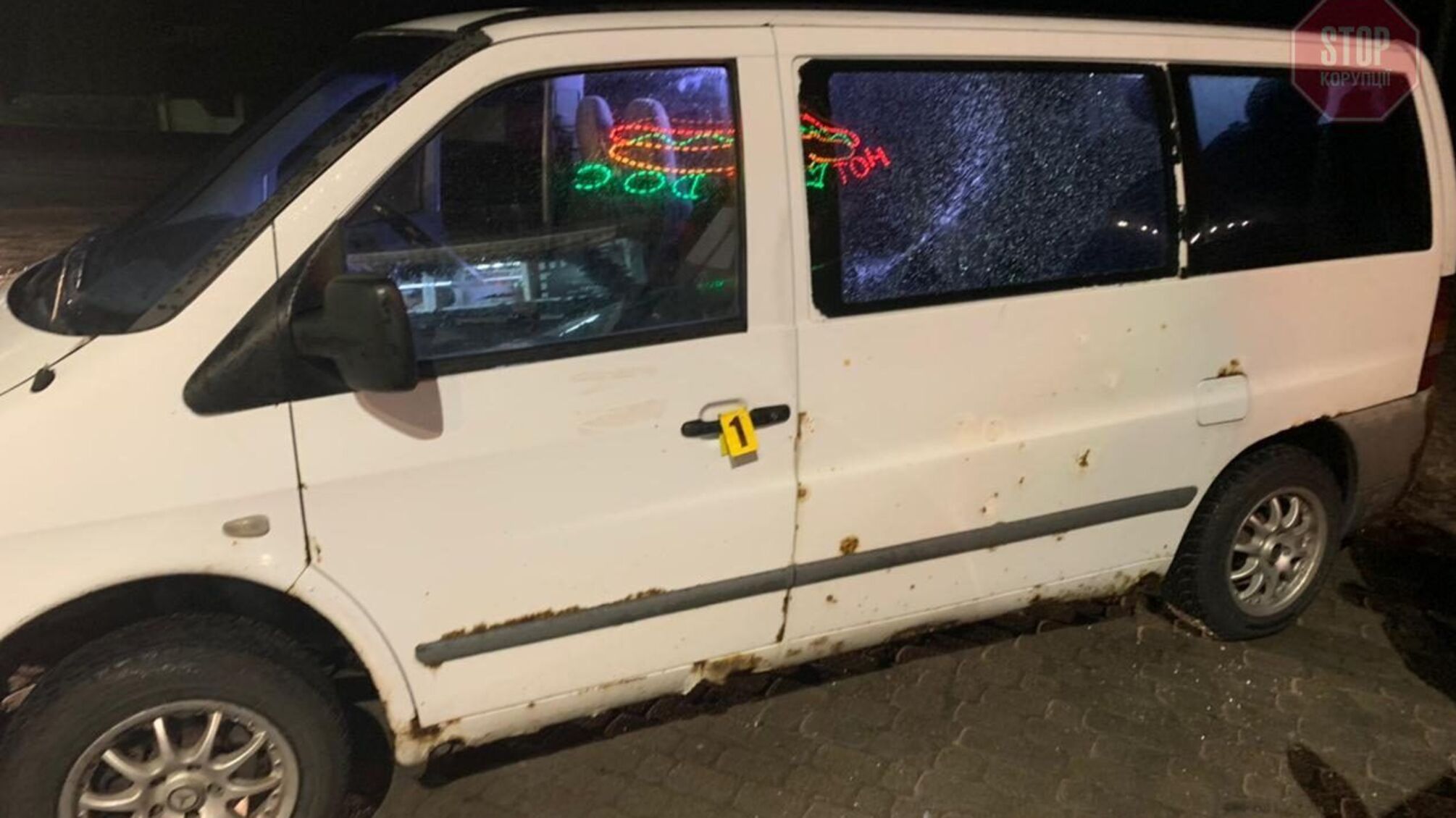 На Львовщине молодой человек обстрелял микроавтобус с пассажирами