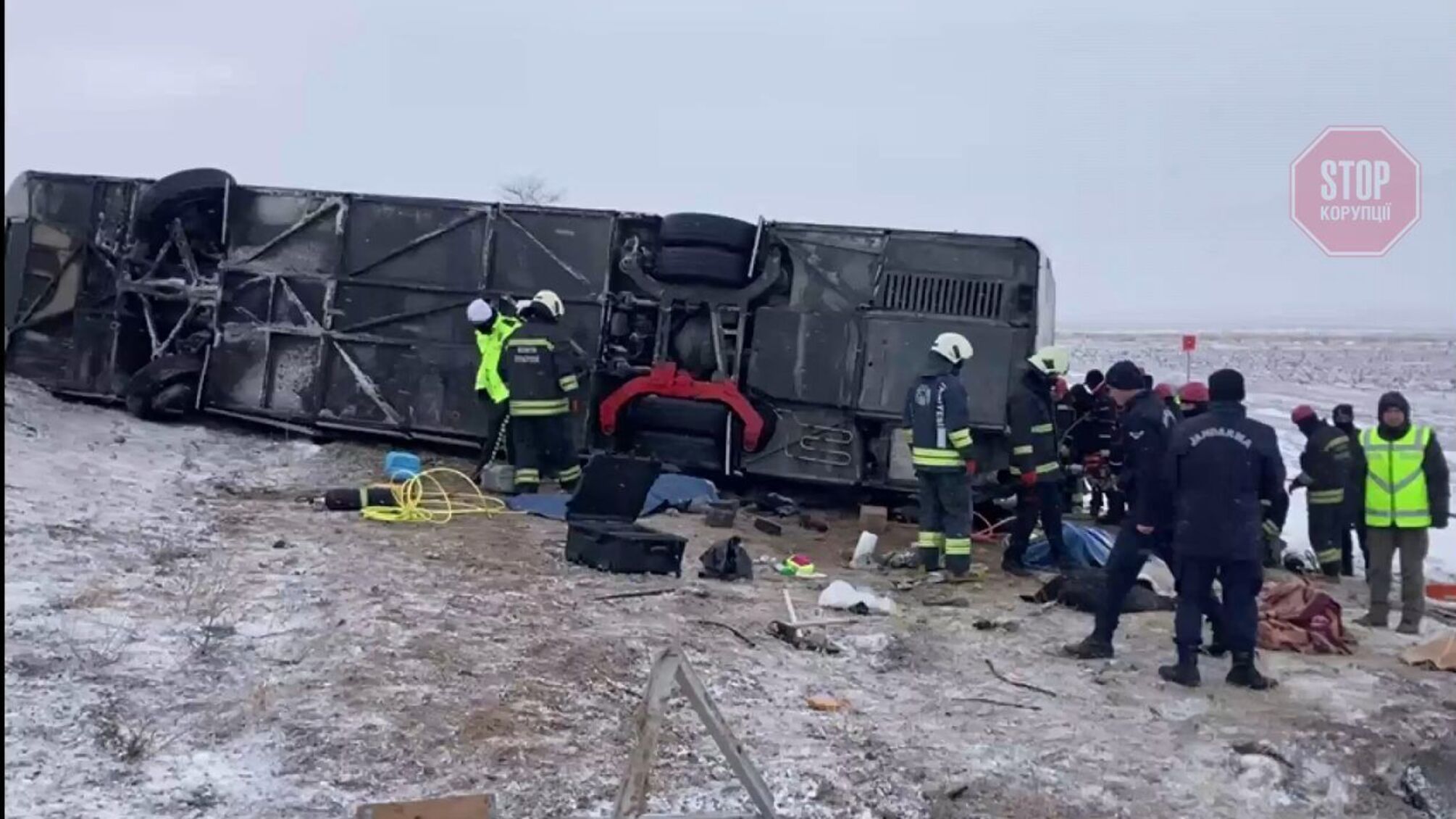В Турции перевернулся туристический автобус, есть жертвы (видео)