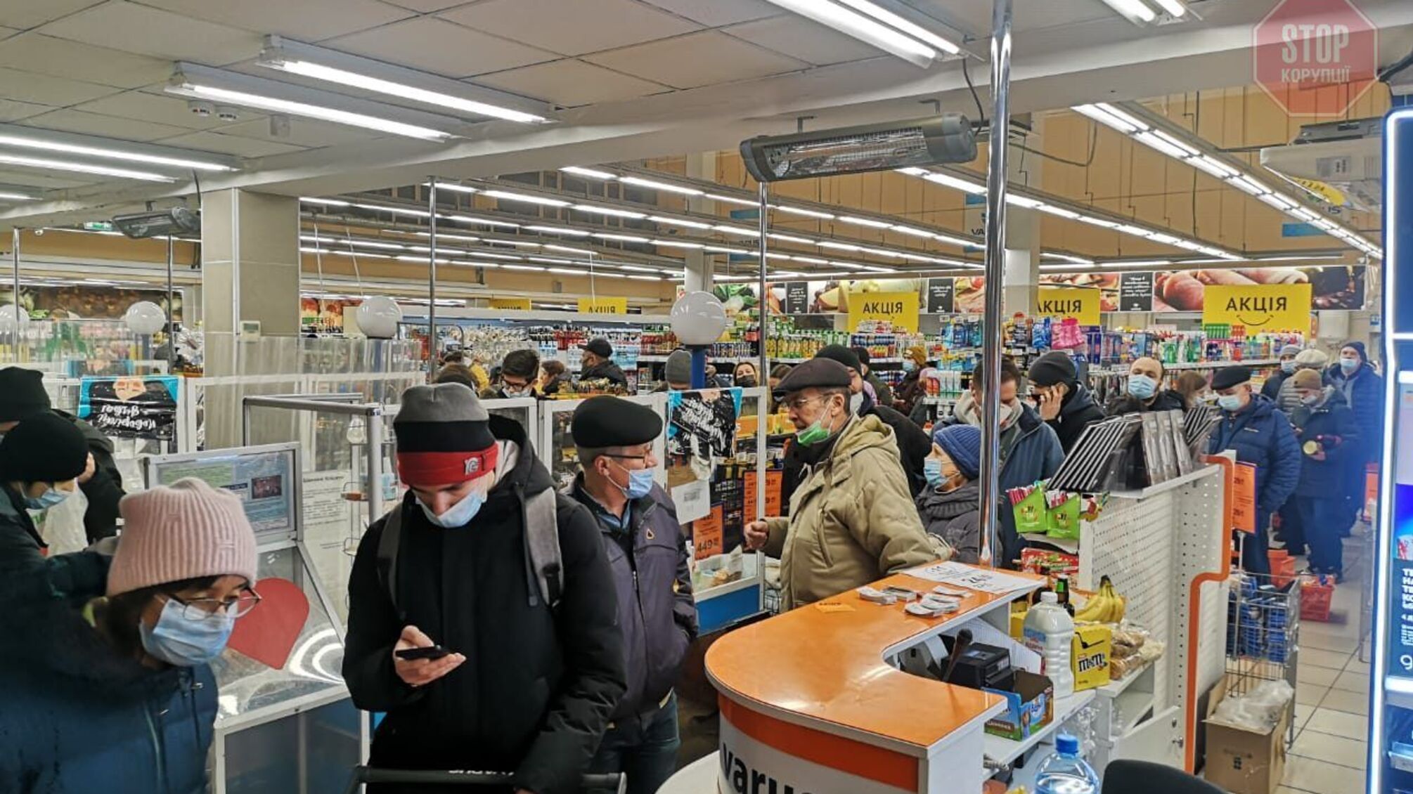 Черги у продуктових магазинах Києва зменшуються, біля банкоматів та аптек ні, — журналістка «Стопкору»