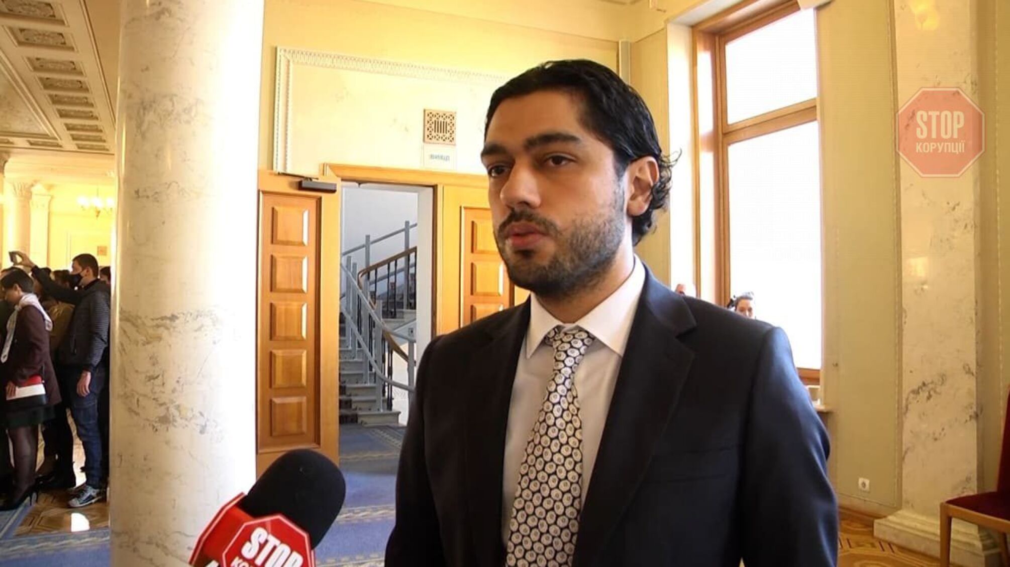 Майже 50: Лерос розповів скільки нардепів покинули Україну