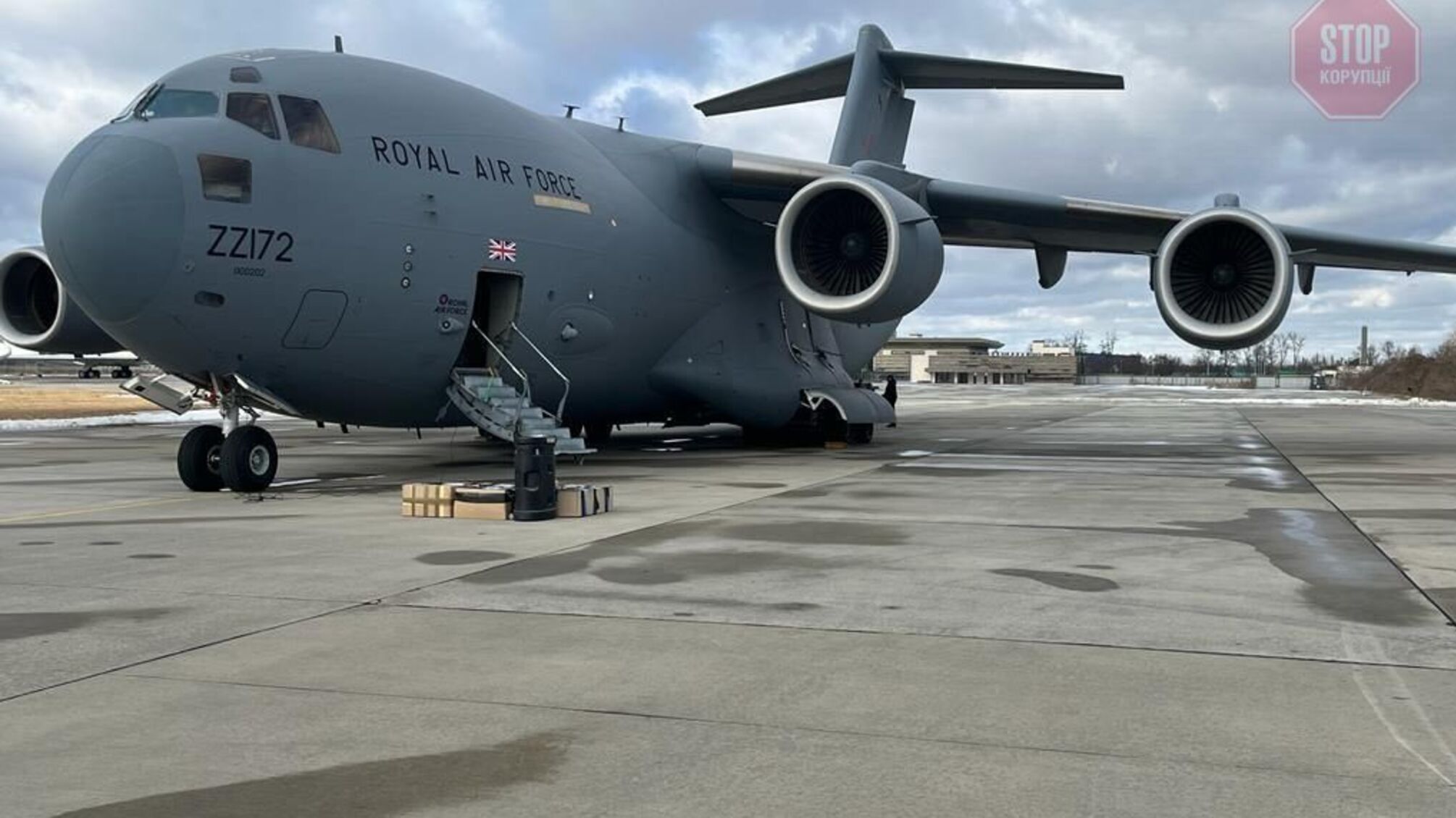 До України прибув літак з військовою допомогою від Великої Британії