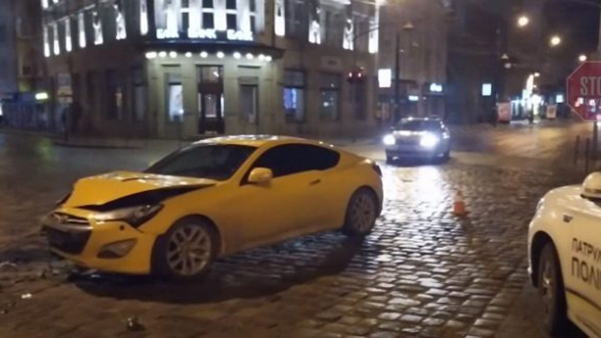 У Львові водій спорткару протаранив патрульне авто, травмувався поліцейський