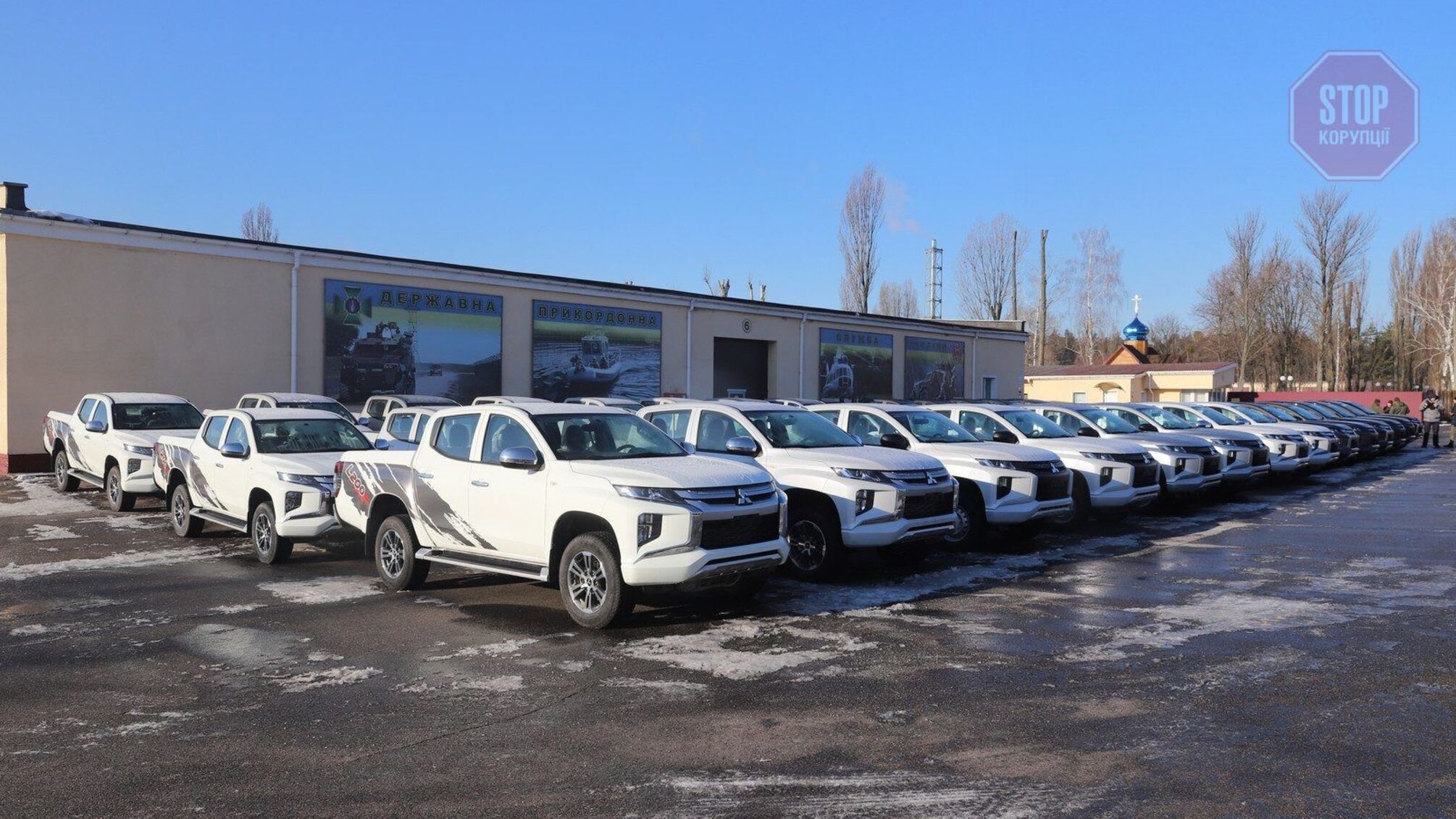 США передали нові пікапи для українських прикордонників