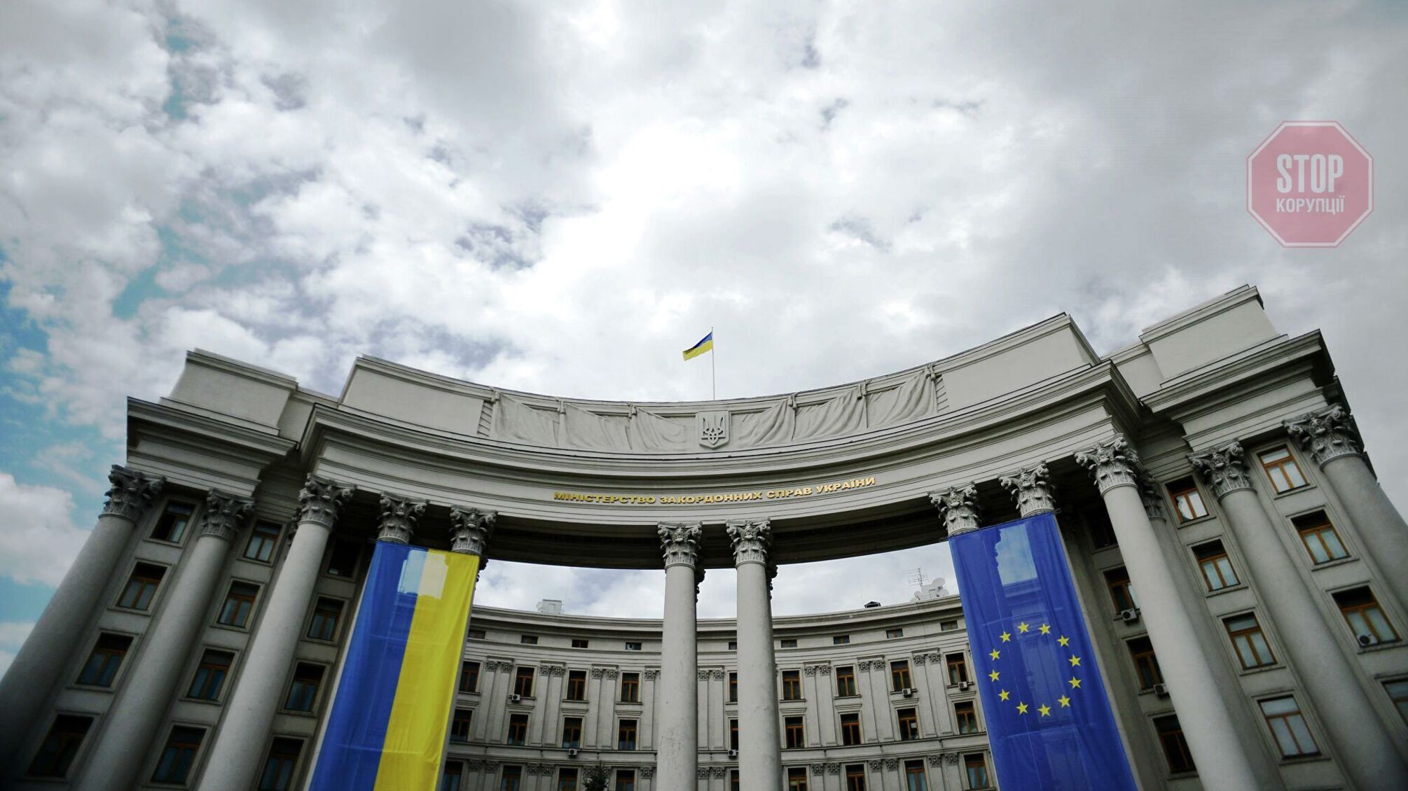 МИД рекомендует украинцам немедленно покинуть территорию РФ