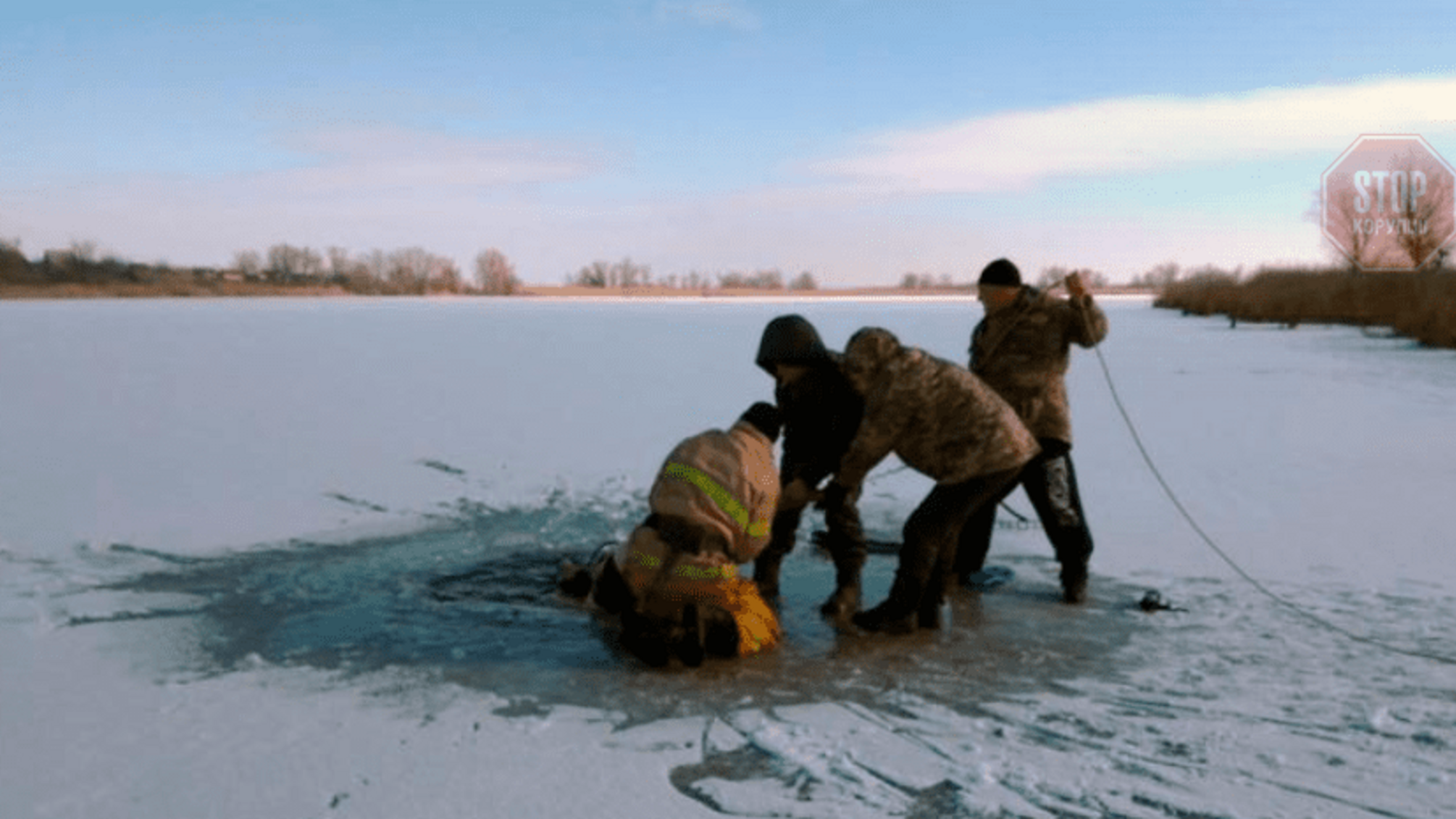 На Днепропетровщине мужчина провалился под лед, его тело достали водолазы (фото)