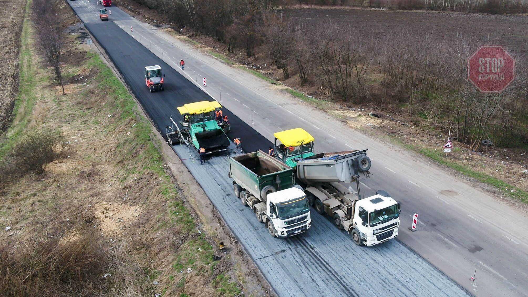 Розбиті дороги та тріщини в будинках: на Дніпропетровщині люди спиняли вантажівки з 'Великого будівництва'