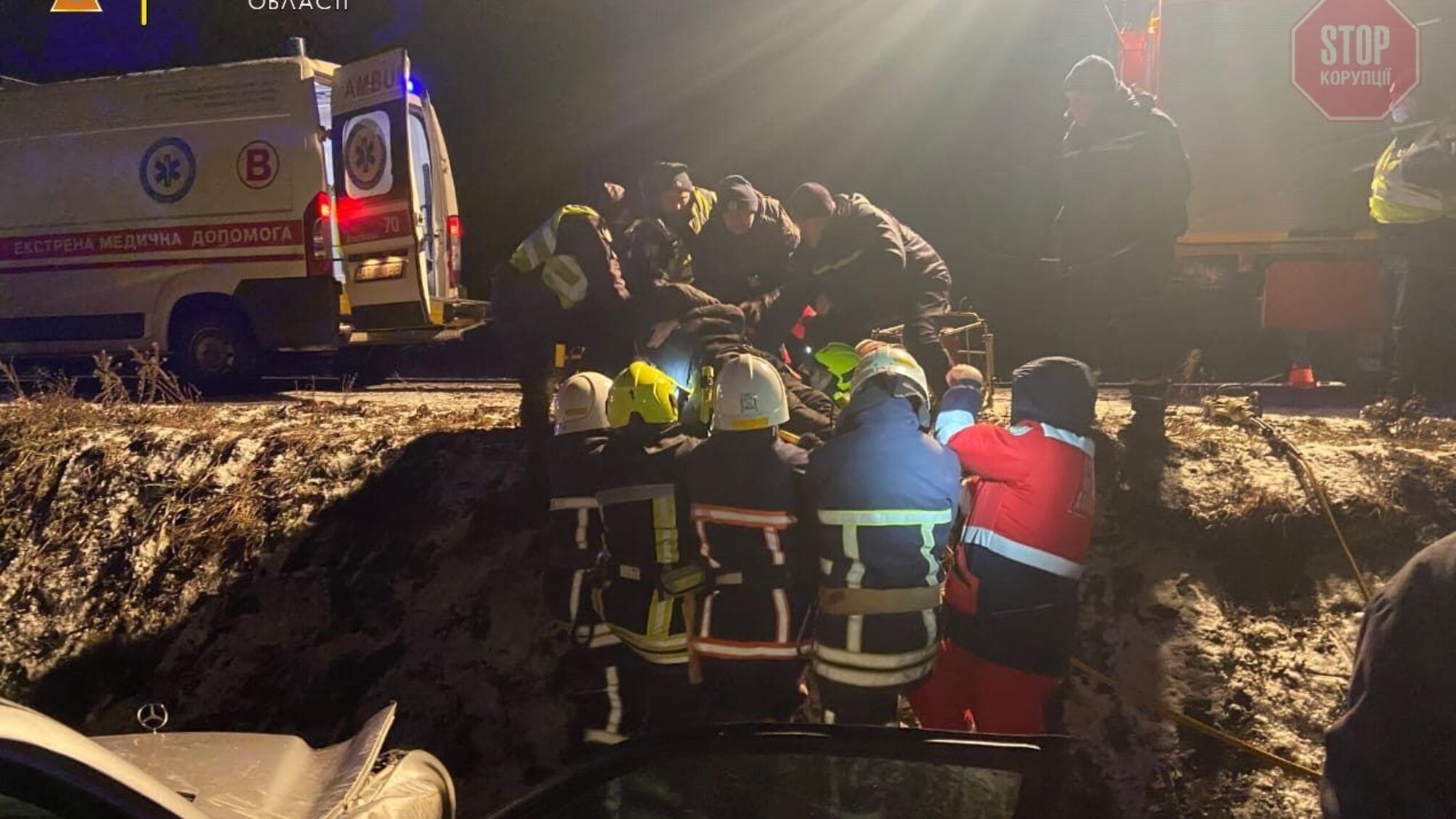 На Івано-Франківщині автівка вилетіла у кювет, є постраждалі (фото)