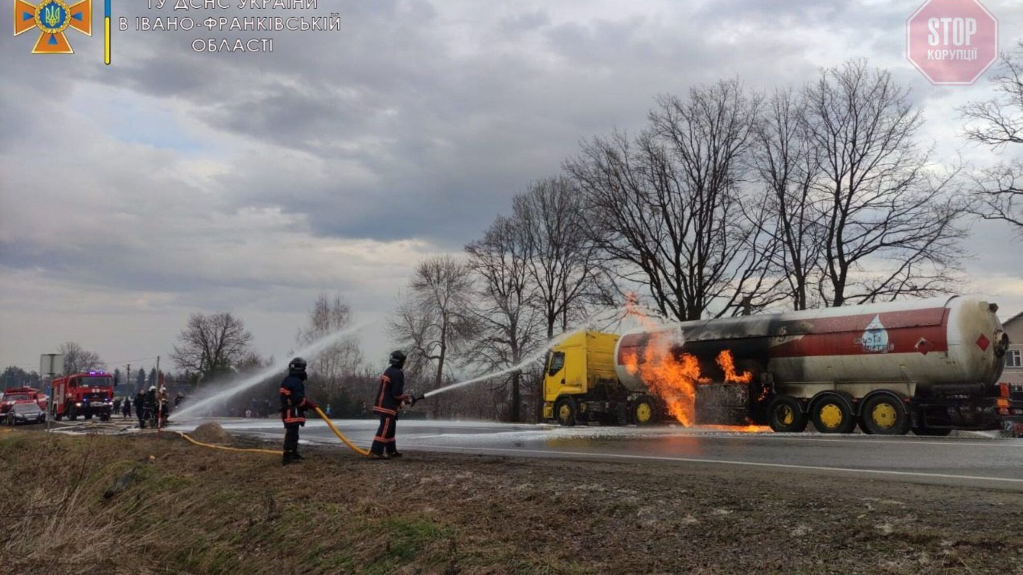 Запалала під час руху: на Івано-Франківщині рятувальники гасять автоцистерну (фото)