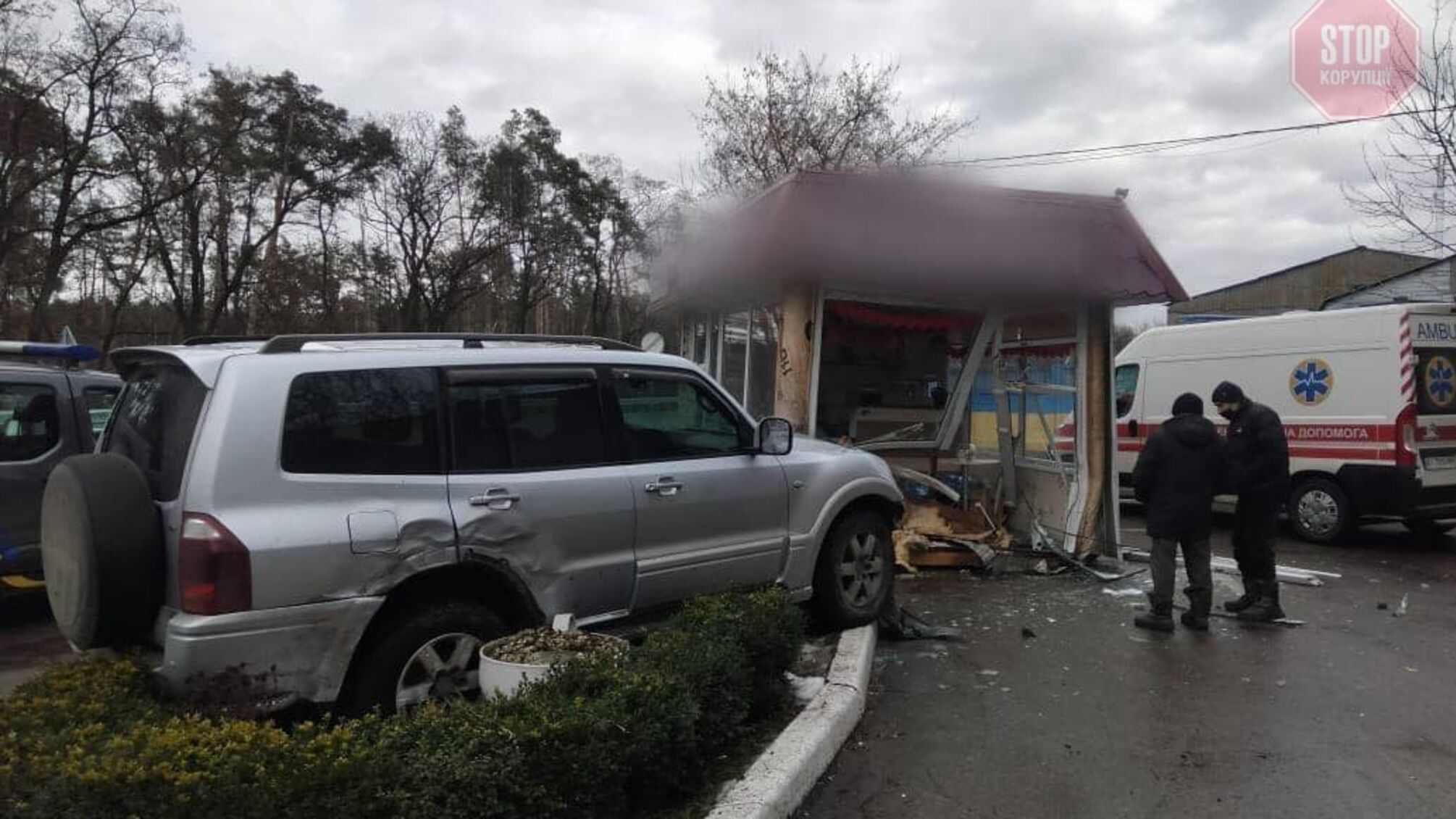 В Киевской области машина влетела в стену кофейни, есть пострадавшие (фото)