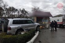 На Київщині автівка влетіла у стіну кав’ярні, є постраждалі (фото)