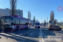 В Полтавской области автомобиль влетел в троллейбус с пассажирами, есть пострадавшие (фото)