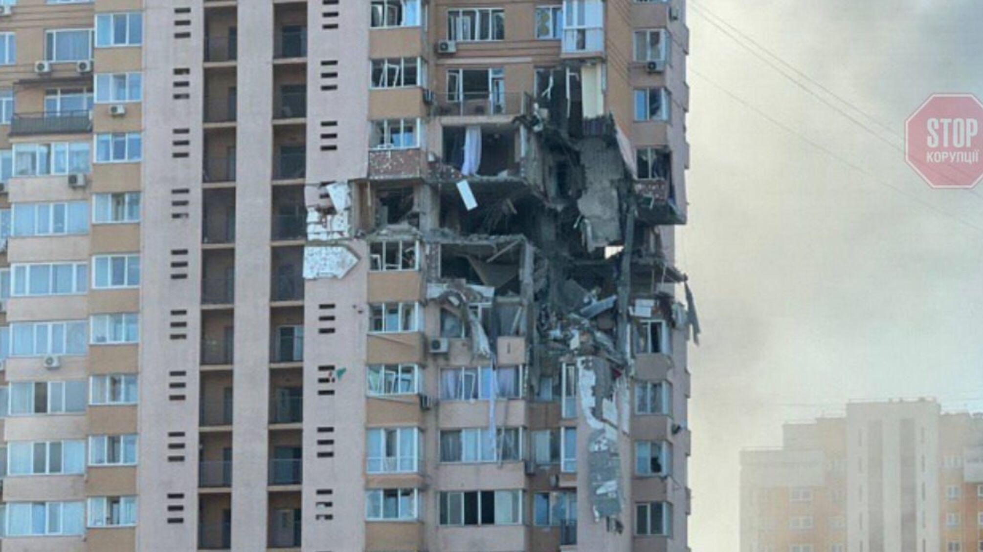 В Киеве снаряд попал в жилой дом (видео)