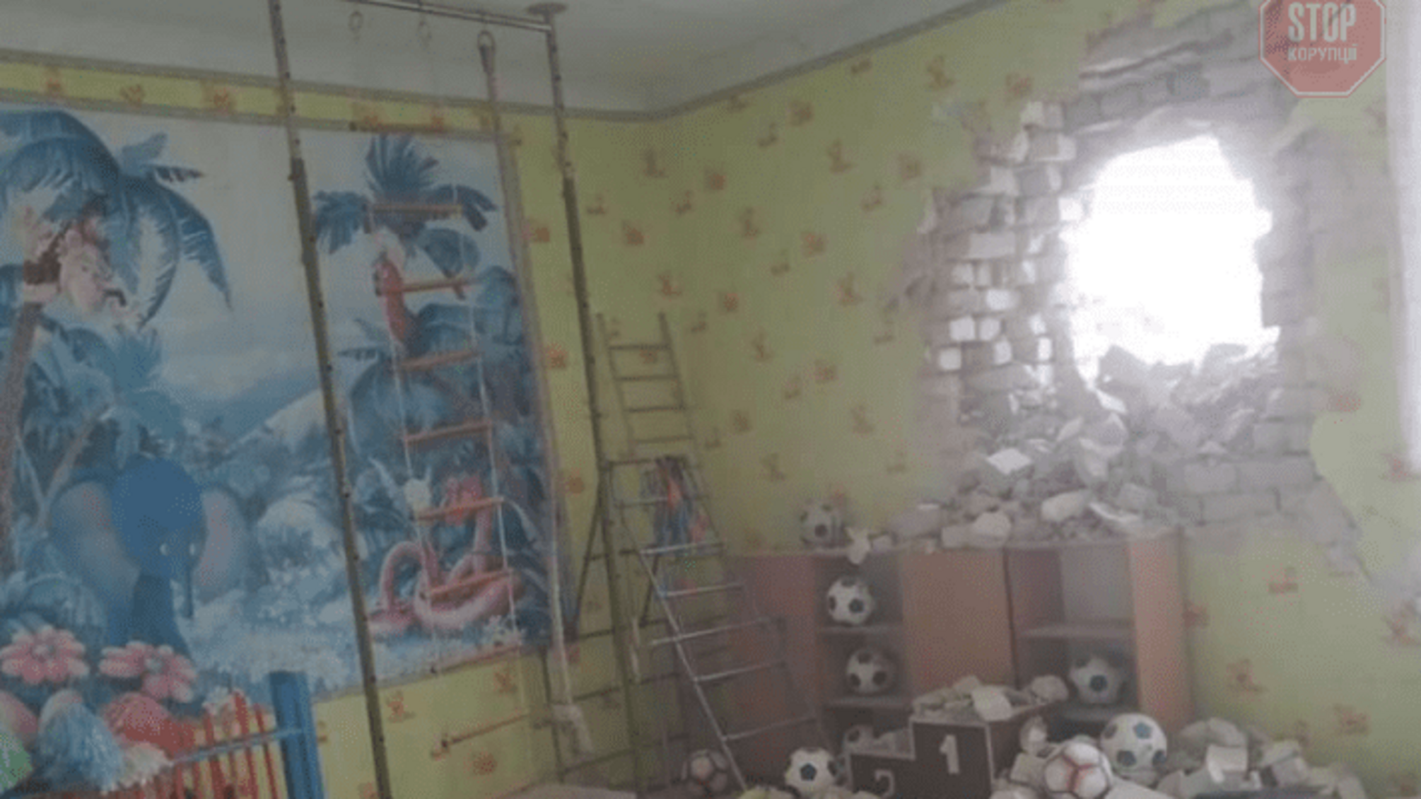 Оккупанты обстреляли Станицу Луганскую: снаряд попал в детский сад (фото)