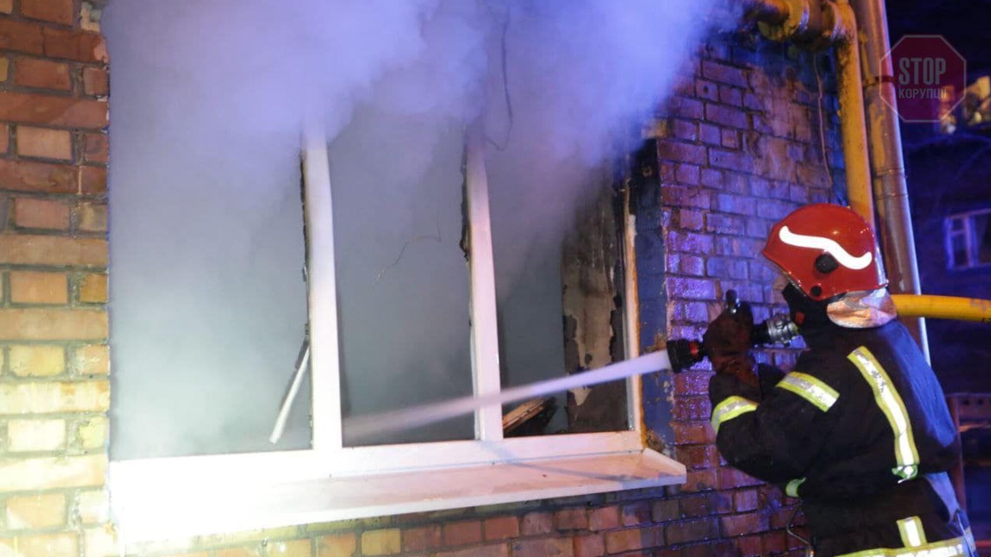 В Киеве в многоэтажке произошел пожар, есть погибший