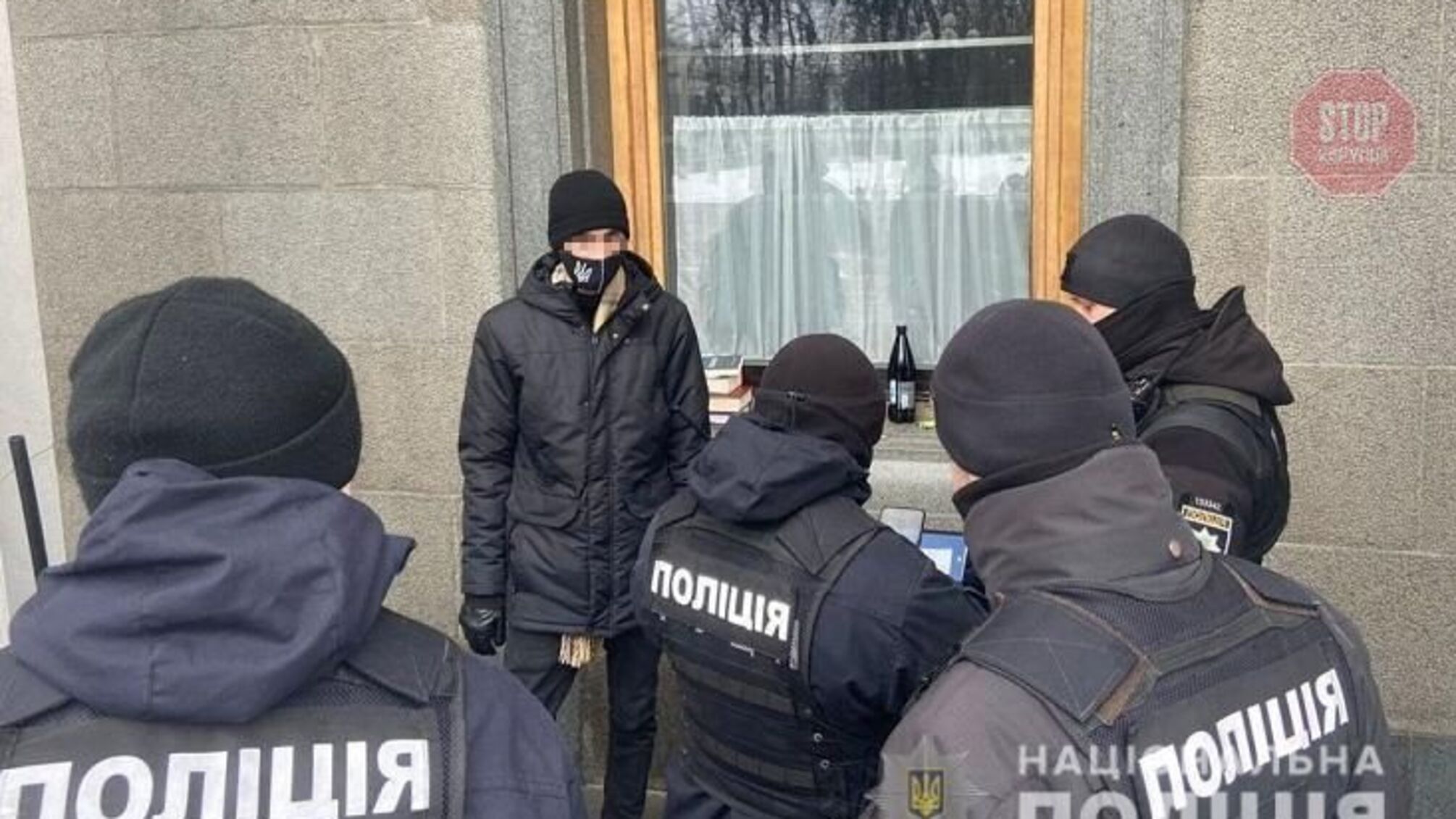 В Киеве полиция задержала мужчину, который бросил молоток в окно Рады
